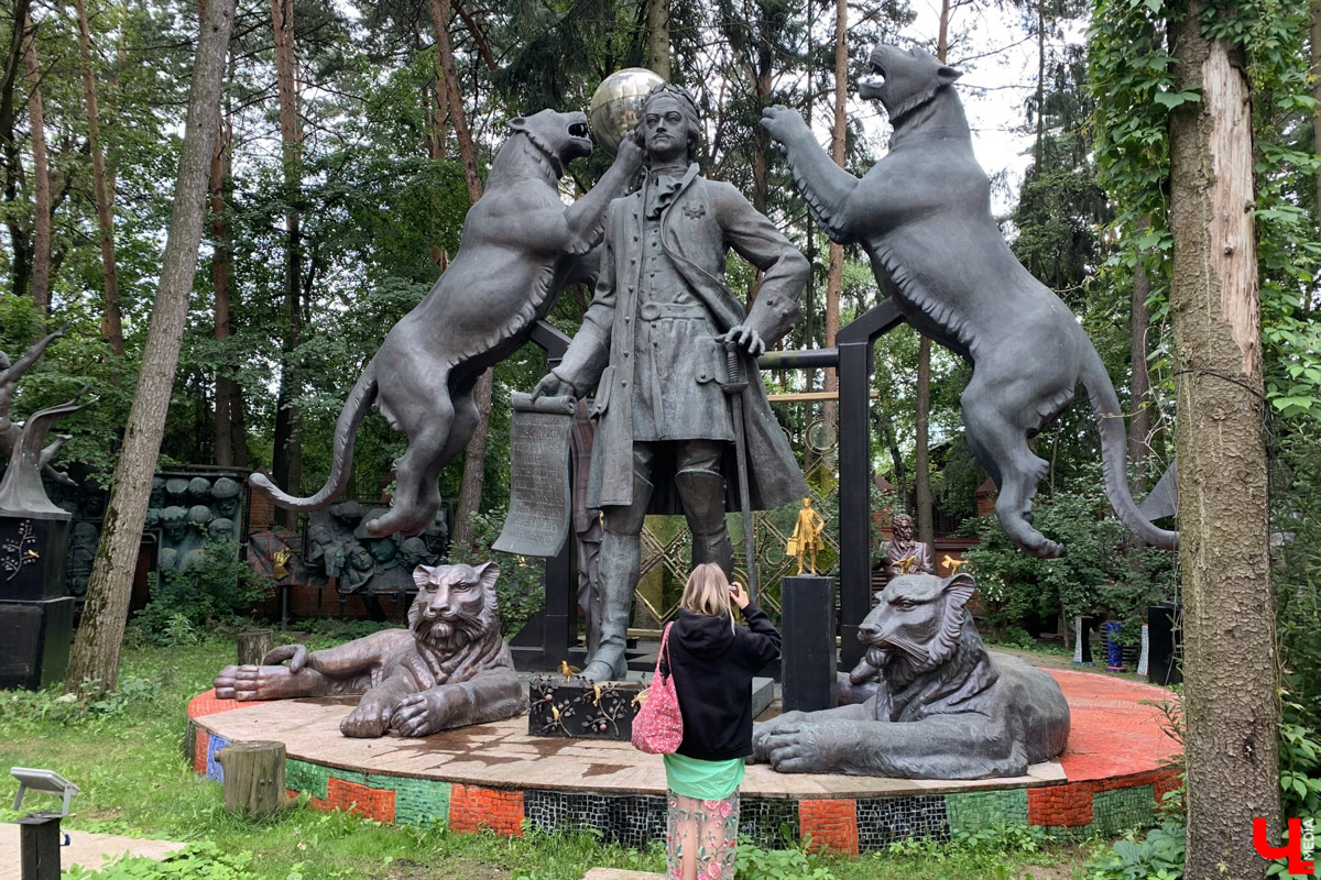 Переделкино        — легендарный дачный поселок, где жили и        творили известные писатели и        поэты. Но        одно место буквально разрушает привычные представления! Это Дом-музей скульптора Зураба Церетели. Зачарованный сад населяют гигантские фигуры, крошечные персонажи, сверкающие мозаикой животные, золотые птицы и        известные герои разных эпох. Столь необычная локация стала одной из        целей нового маршрута для поездки выходного дня.