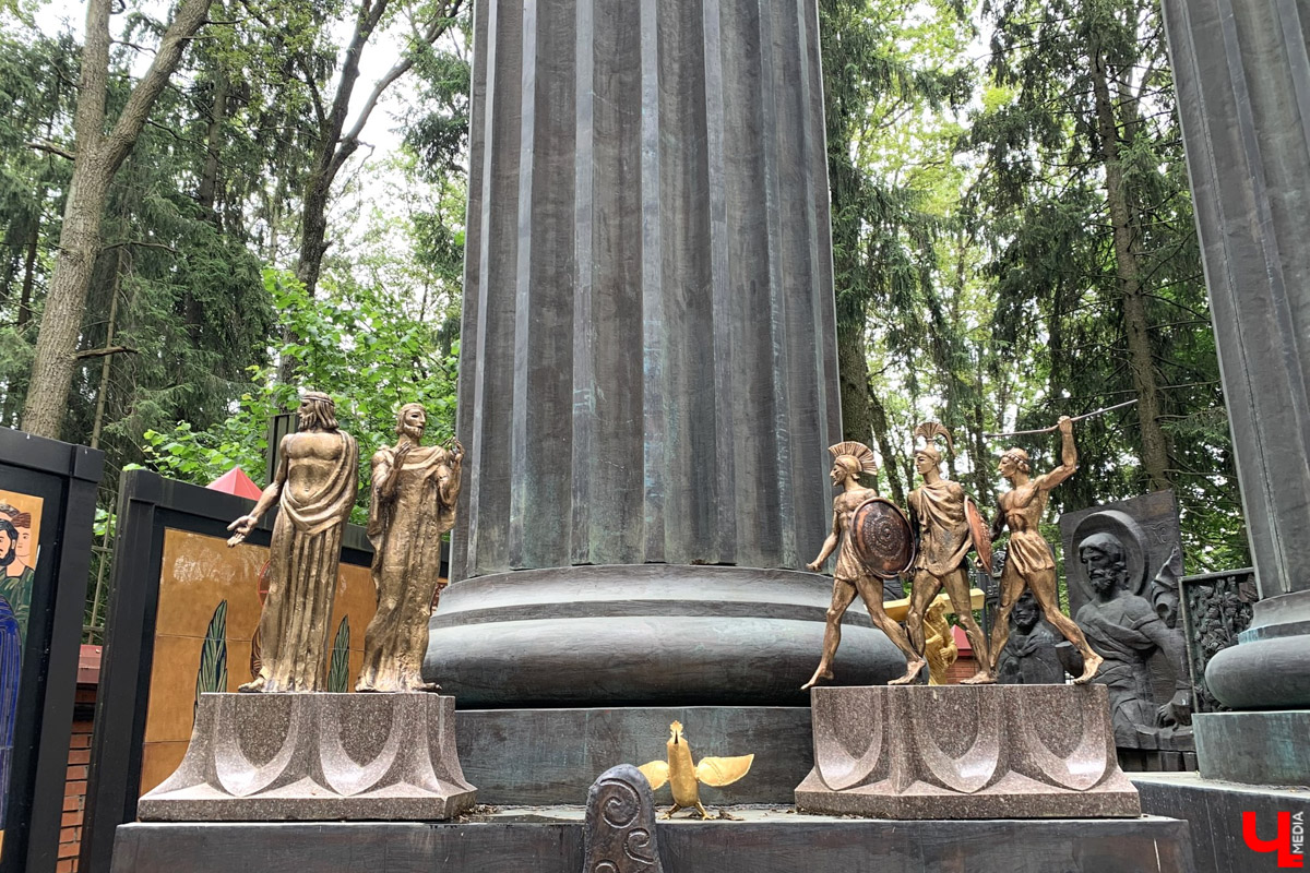 Переделкино        — легендарный дачный поселок, где жили и        творили известные писатели и        поэты. Но        одно место буквально разрушает привычные представления! Это Дом-музей скульптора Зураба Церетели. Зачарованный сад населяют гигантские фигуры, крошечные персонажи, сверкающие мозаикой животные, золотые птицы и        известные герои разных эпох. Столь необычная локация стала одной из        целей нового маршрута для поездки выходного дня.