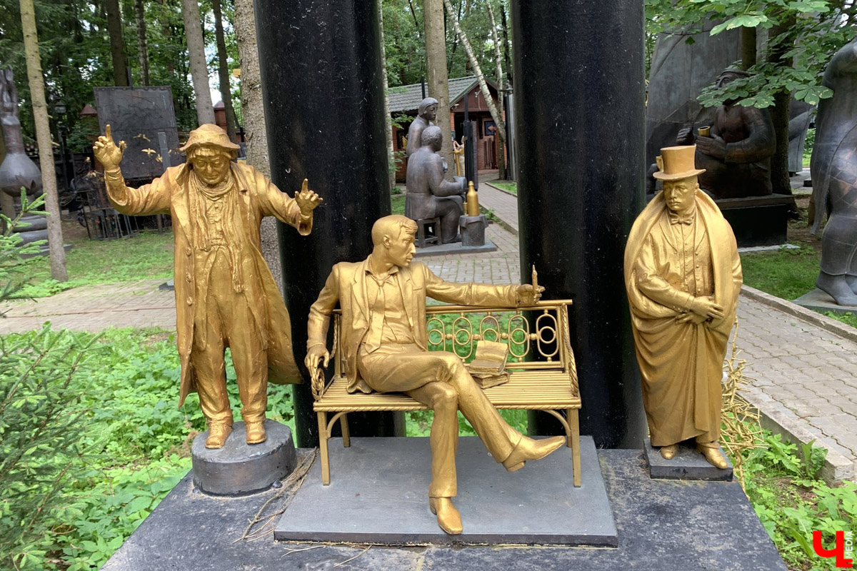 Переделкино        — легендарный дачный поселок, где жили и        творили известные писатели и        поэты. Но        одно место буквально разрушает привычные представления! Это Дом-музей скульптора Зураба Церетели. Зачарованный сад населяют гигантские фигуры, крошечные персонажи, сверкающие мозаикой животные, золотые птицы и        известные герои разных эпох. Столь необычная локация стала одной из        целей нового маршрута для поездки выходного дня.