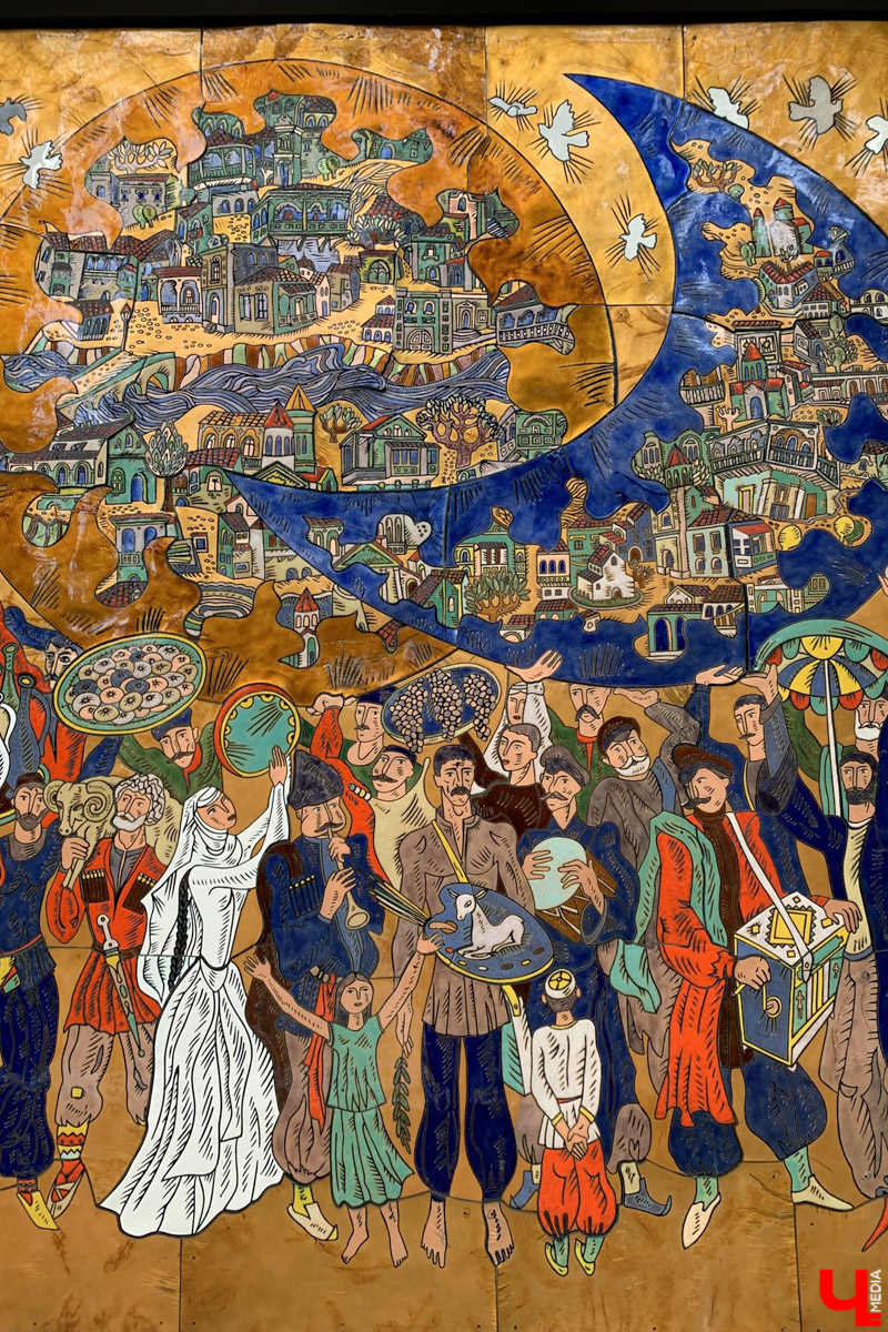 Переделкино        — легендарный дачный поселок, где жили и        творили известные писатели и        поэты. Но        одно место буквально разрушает привычные представления! Это Дом-музей скульптора Зураба Церетели. Зачарованный сад населяют гигантские фигуры, крошечные персонажи, сверкающие мозаикой животные, золотые птицы и        известные герои разных эпох. Столь необычная локация стала одной из        целей нового маршрута для поездки выходного дня.