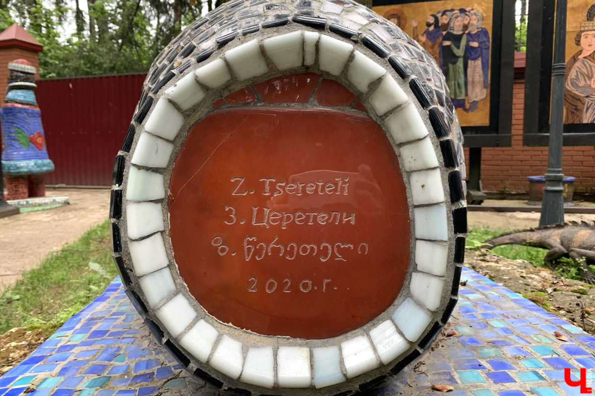 Переделкино        — легендарный дачный поселок, где жили и        творили известные писатели и        поэты. Но        одно место буквально разрушает привычные представления! Это Дом-музей скульптора Зураба Церетели. Зачарованный сад населяют гигантские фигуры, крошечные персонажи, сверкающие мозаикой животные, золотые птицы и        известные герои разных эпох. Столь необычная локация стала одной из        целей нового маршрута для поездки выходного дня.