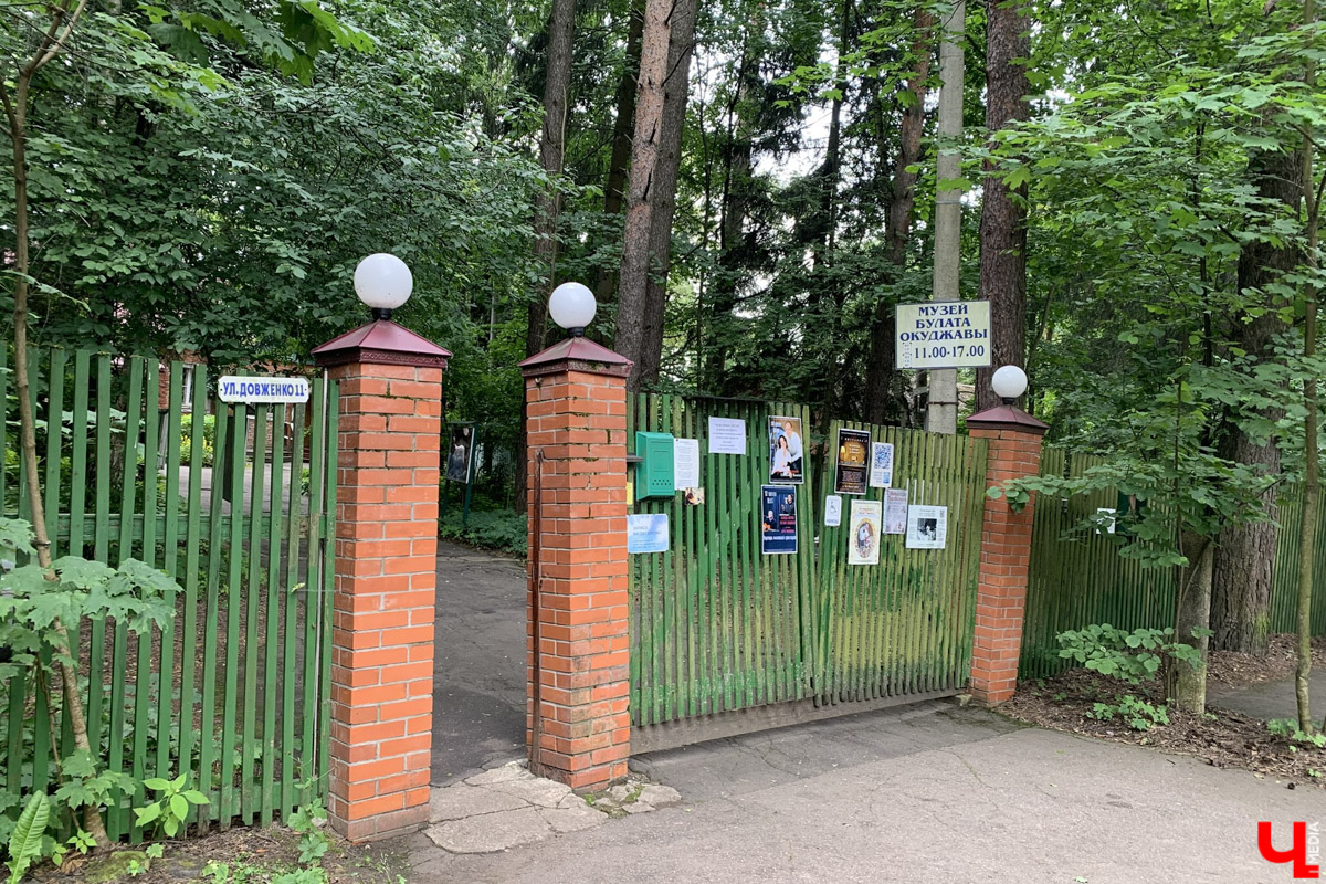 Переделкино        — легендарный дачный поселок, где жили и        творили известные писатели и        поэты. Но        одно место буквально разрушает привычные представления! Это Дом-музей скульптора Зураба Церетели. Зачарованный сад населяют гигантские фигуры, крошечные персонажи, сверкающие мозаикой животные, золотые птицы и        известные герои разных эпох. Столь необычная локация стала одной из        целей нового маршрута для поездки выходного дня.