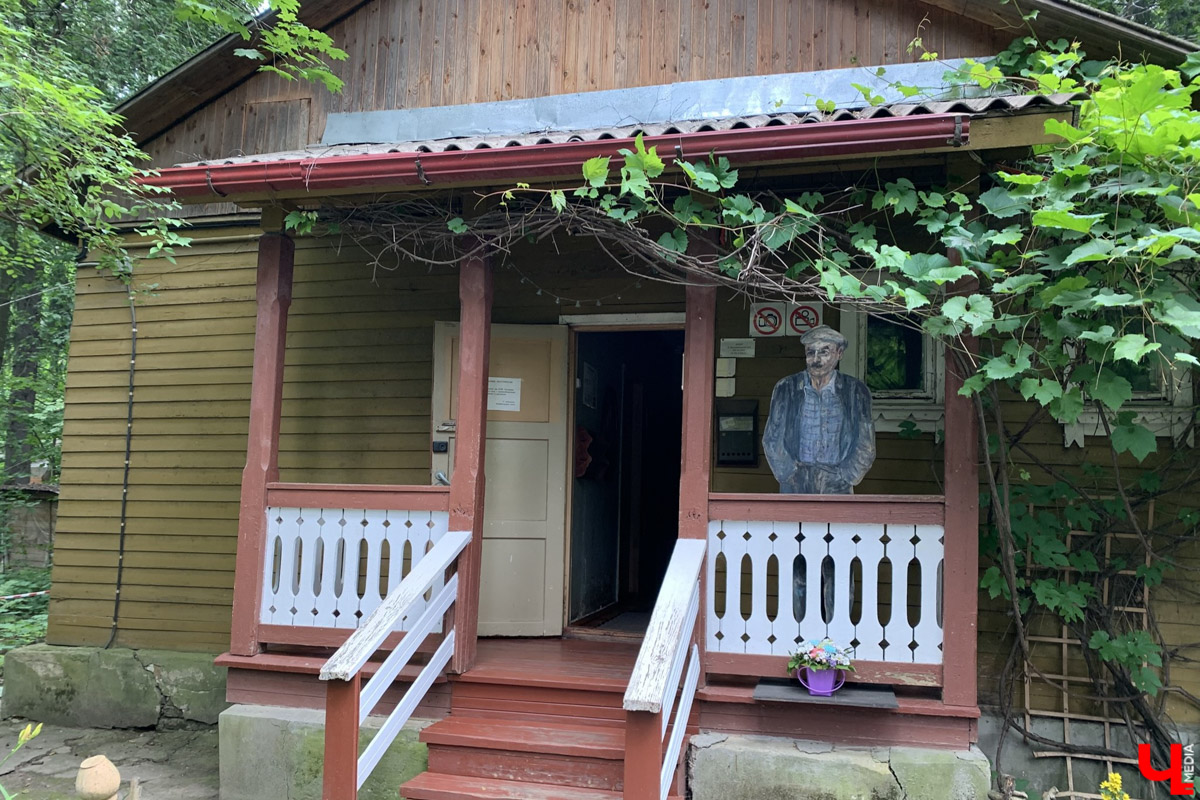 Переделкино        — легендарный дачный поселок, где жили и        творили известные писатели и        поэты. Но        одно место буквально разрушает привычные представления! Это Дом-музей скульптора Зураба Церетели. Зачарованный сад населяют гигантские фигуры, крошечные персонажи, сверкающие мозаикой животные, золотые птицы и        известные герои разных эпох. Столь необычная локация стала одной из        целей нового маршрута для поездки выходного дня.