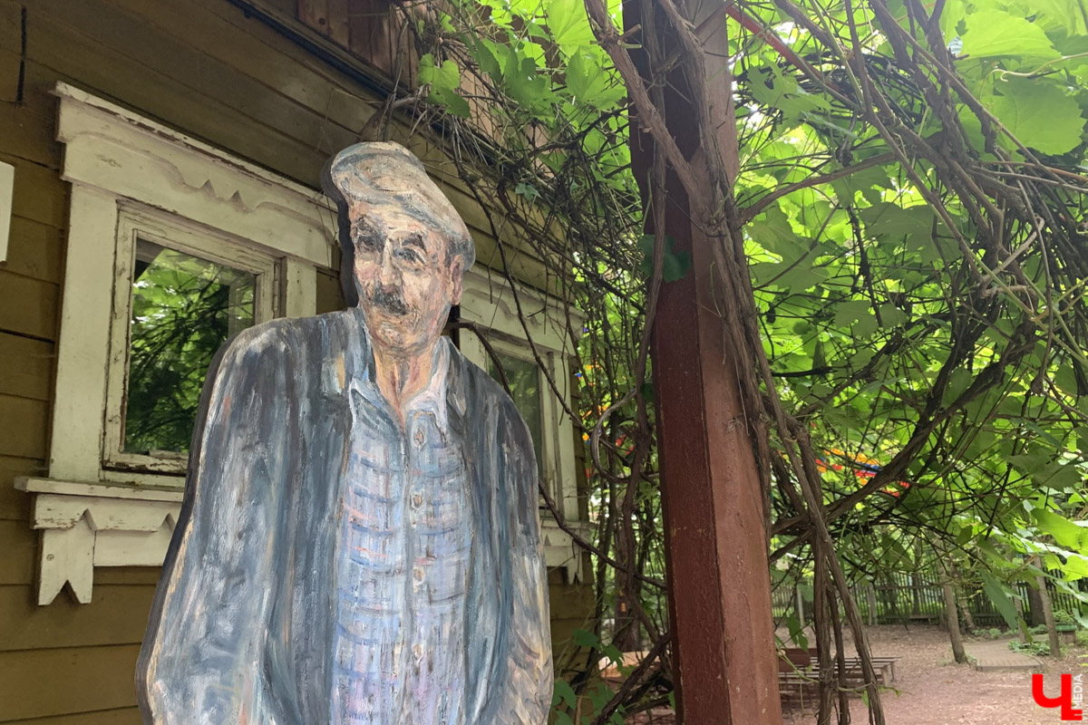 Переделкино        — легендарный дачный поселок, где жили и        творили известные писатели и        поэты. Но        одно место буквально разрушает привычные представления! Это Дом-музей скульптора Зураба Церетели. Зачарованный сад населяют гигантские фигуры, крошечные персонажи, сверкающие мозаикой животные, золотые птицы и        известные герои разных эпох. Столь необычная локация стала одной из        целей нового маршрута для поездки выходного дня.