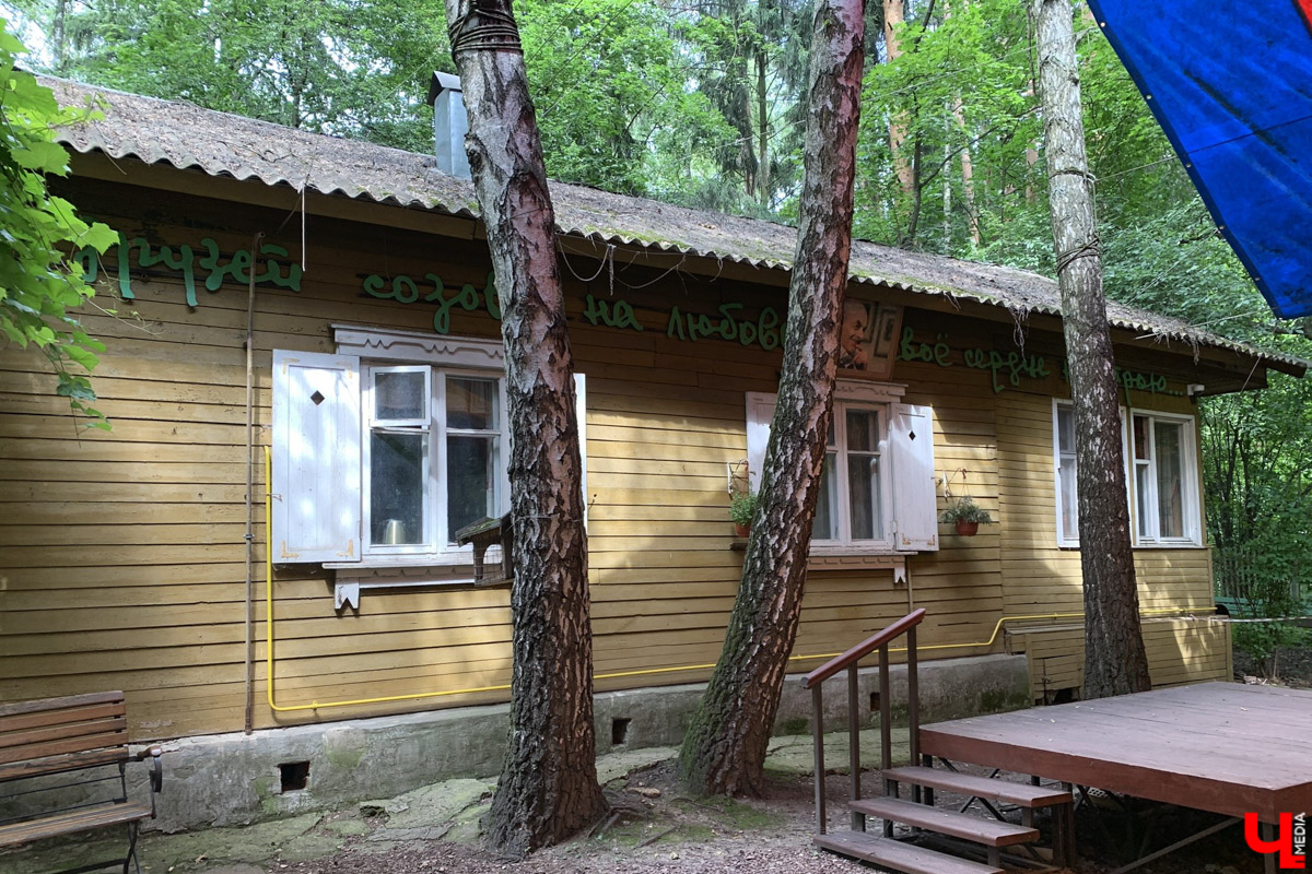 Переделкино        — легендарный дачный поселок, где жили и        творили известные писатели и        поэты. Но        одно место буквально разрушает привычные представления! Это Дом-музей скульптора Зураба Церетели. Зачарованный сад населяют гигантские фигуры, крошечные персонажи, сверкающие мозаикой животные, золотые птицы и        известные герои разных эпох. Столь необычная локация стала одной из        целей нового маршрута для поездки выходного дня.