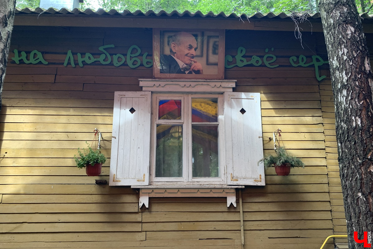 Переделкино        — легендарный дачный поселок, где жили и        творили известные писатели и        поэты. Но        одно место буквально разрушает привычные представления! Это Дом-музей скульптора Зураба Церетели. Зачарованный сад населяют гигантские фигуры, крошечные персонажи, сверкающие мозаикой животные, золотые птицы и        известные герои разных эпох. Столь необычная локация стала одной из        целей нового маршрута для поездки выходного дня.