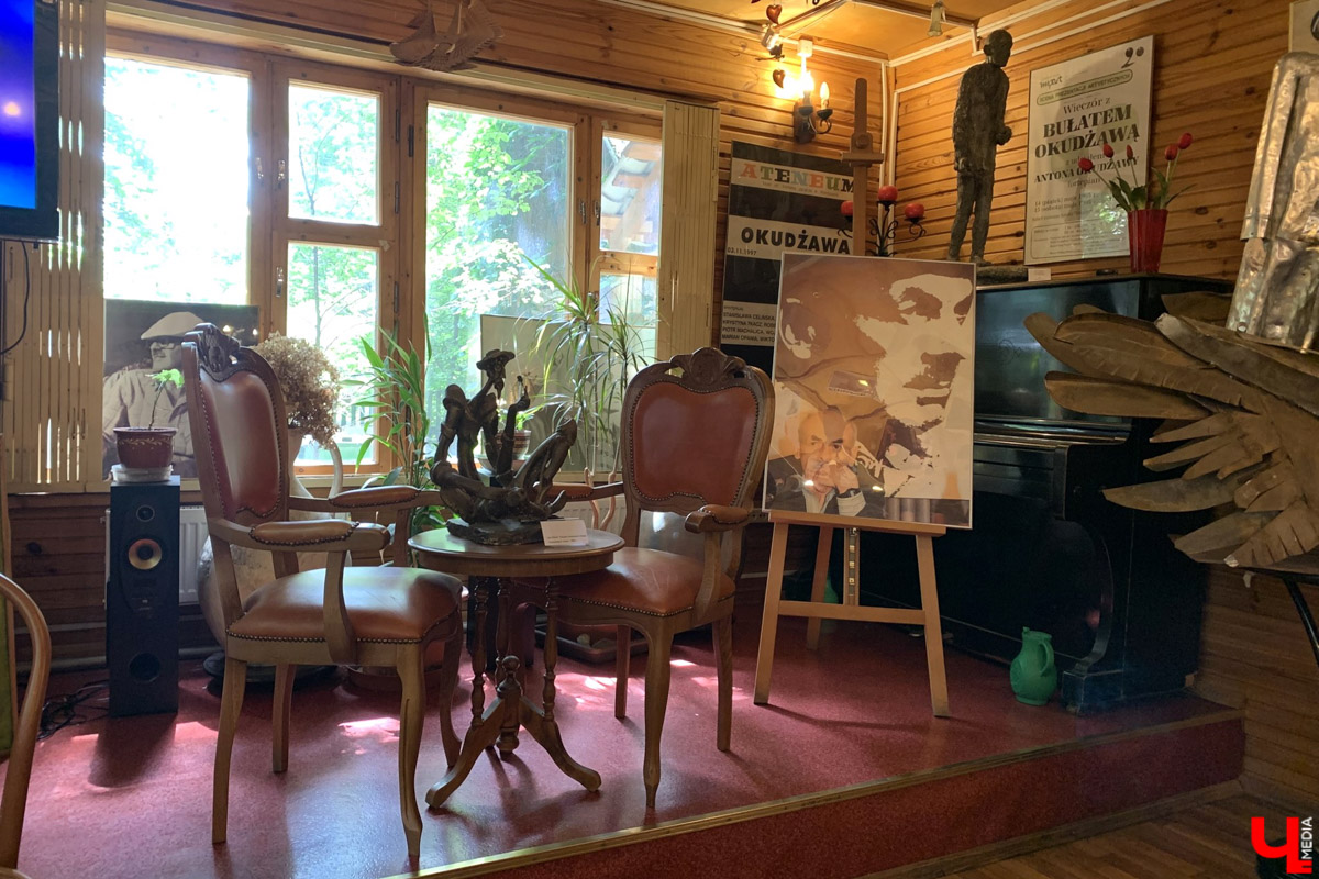 Переделкино        — легендарный дачный поселок, где жили и        творили известные писатели и        поэты. Но        одно место буквально разрушает привычные представления! Это Дом-музей скульптора Зураба Церетели. Зачарованный сад населяют гигантские фигуры, крошечные персонажи, сверкающие мозаикой животные, золотые птицы и        известные герои разных эпох. Столь необычная локация стала одной из        целей нового маршрута для поездки выходного дня.