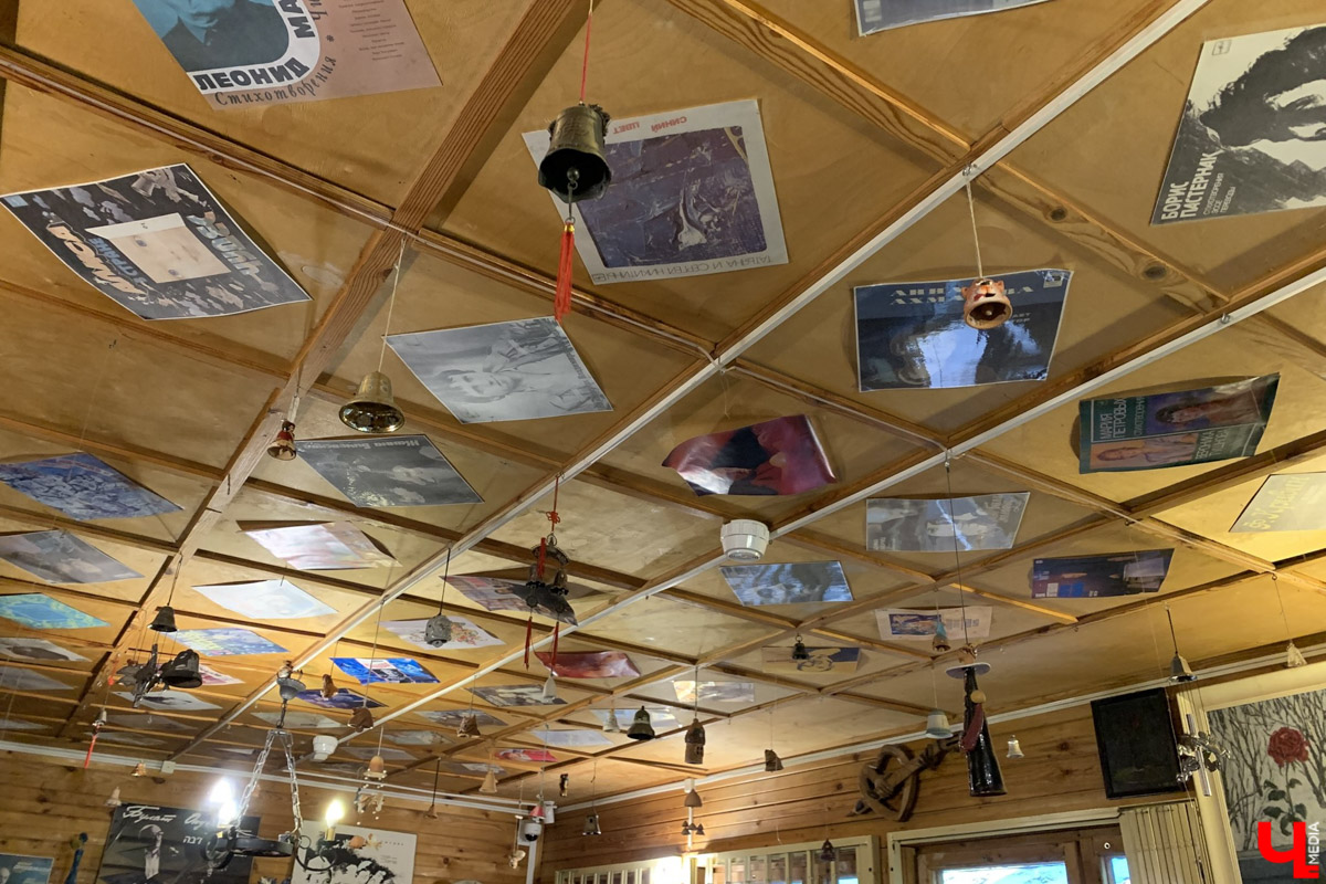 Переделкино        — легендарный дачный поселок, где жили и        творили известные писатели и        поэты. Но        одно место буквально разрушает привычные представления! Это Дом-музей скульптора Зураба Церетели. Зачарованный сад населяют гигантские фигуры, крошечные персонажи, сверкающие мозаикой животные, золотые птицы и        известные герои разных эпох. Столь необычная локация стала одной из        целей нового маршрута для поездки выходного дня.