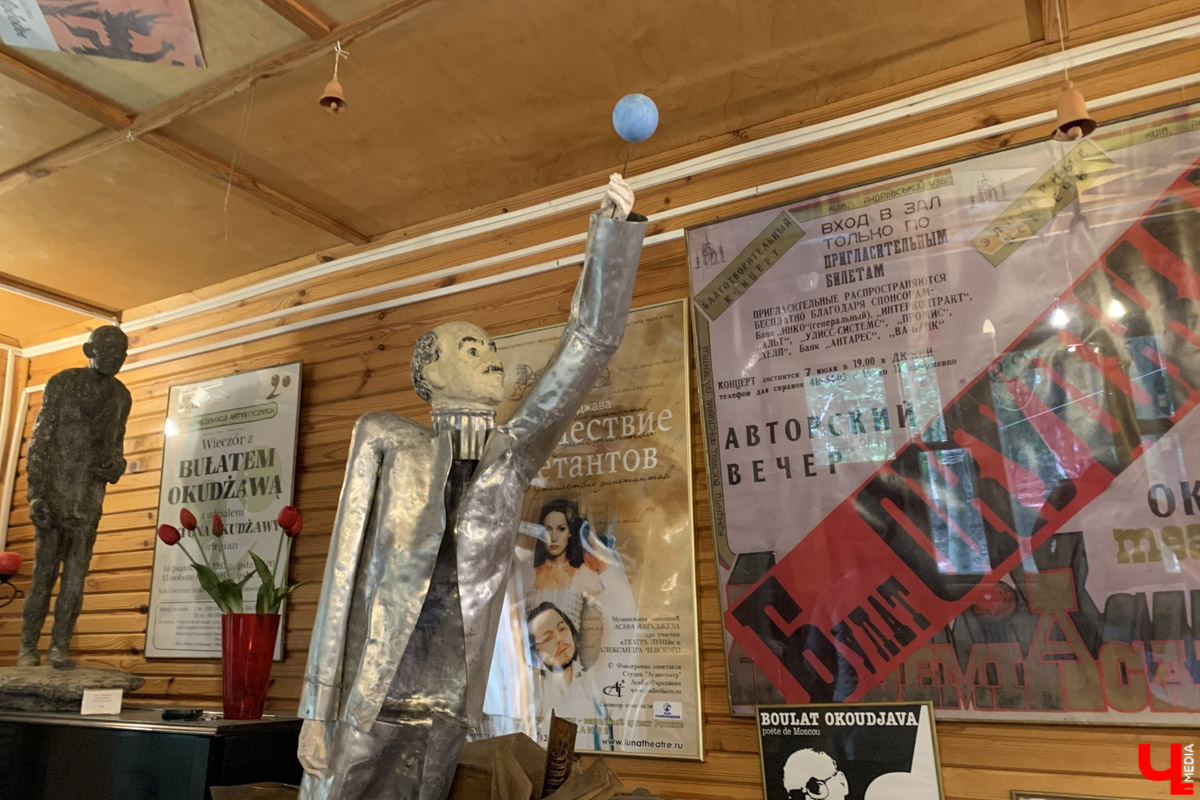 Переделкино        — легендарный дачный поселок, где жили и        творили известные писатели и        поэты. Но        одно место буквально разрушает привычные представления! Это Дом-музей скульптора Зураба Церетели. Зачарованный сад населяют гигантские фигуры, крошечные персонажи, сверкающие мозаикой животные, золотые птицы и        известные герои разных эпох. Столь необычная локация стала одной из        целей нового маршрута для поездки выходного дня.