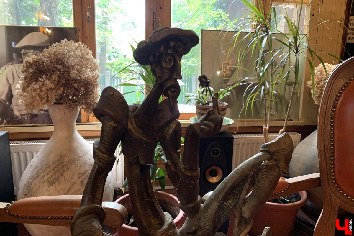 Переделкино        — легендарный дачный поселок, где жили и        творили известные писатели и        поэты. Но        одно место буквально разрушает привычные представления! Это Дом-музей скульптора Зураба Церетели. Зачарованный сад населяют гигантские фигуры, крошечные персонажи, сверкающие мозаикой животные, золотые птицы и        известные герои разных эпох. Столь необычная локация стала одной из        целей нового маршрута для поездки выходного дня.