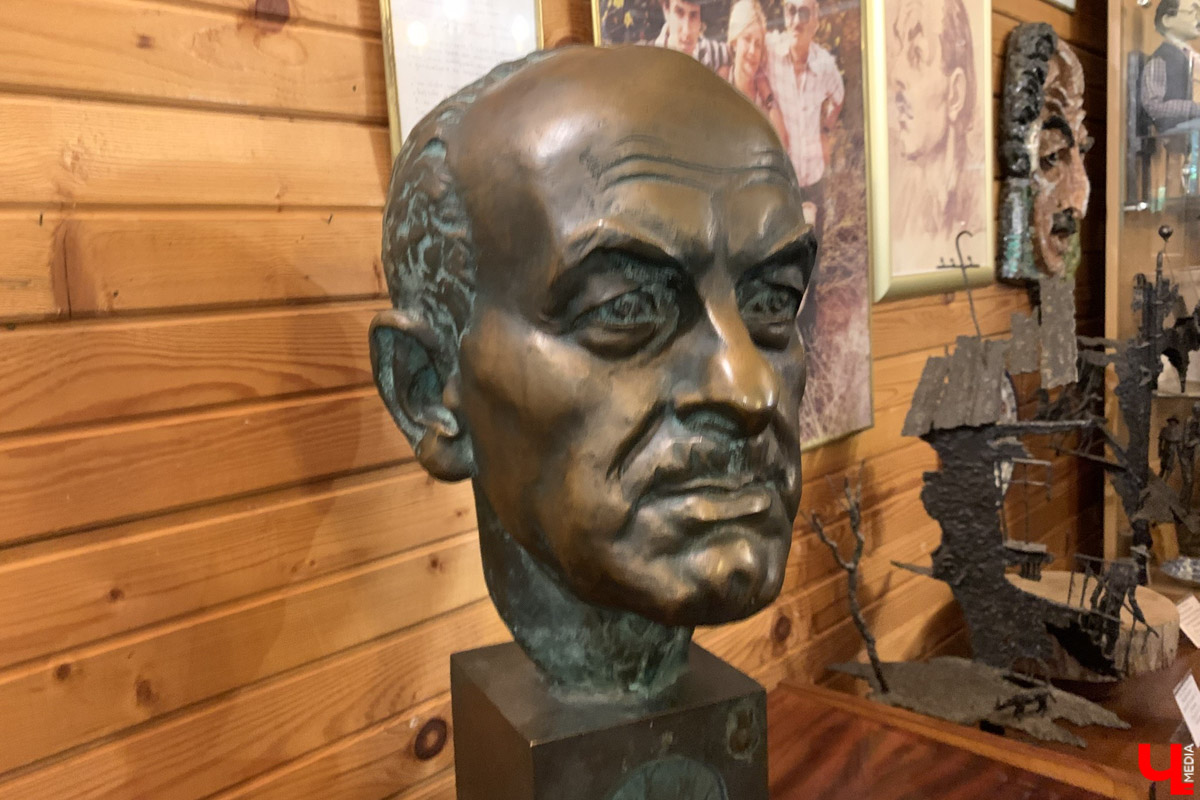 Переделкино        — легендарный дачный поселок, где жили и        творили известные писатели и        поэты. Но        одно место буквально разрушает привычные представления! Это Дом-музей скульптора Зураба Церетели. Зачарованный сад населяют гигантские фигуры, крошечные персонажи, сверкающие мозаикой животные, золотые птицы и        известные герои разных эпох. Столь необычная локация стала одной из        целей нового маршрута для поездки выходного дня.