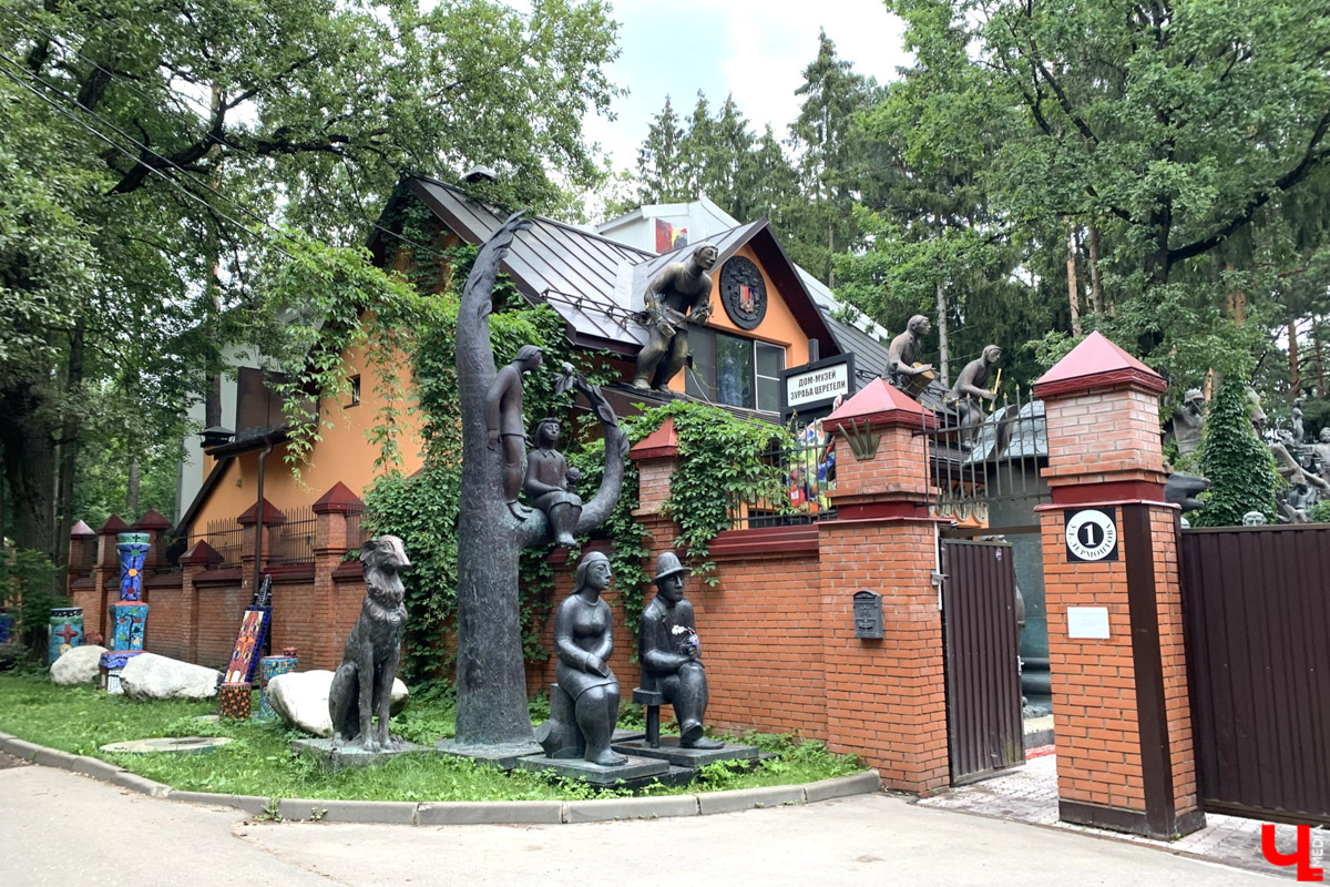 Переделкино        — легендарный дачный поселок, где жили и        творили известные писатели и        поэты. Но        одно место буквально разрушает привычные представления! Это Дом-музей скульптора Зураба Церетели. Зачарованный сад населяют гигантские фигуры, крошечные персонажи, сверкающие мозаикой животные, золотые птицы и        известные герои разных эпох. Столь необычная локация стала одной из        целей нового маршрута для поездки выходного дня.