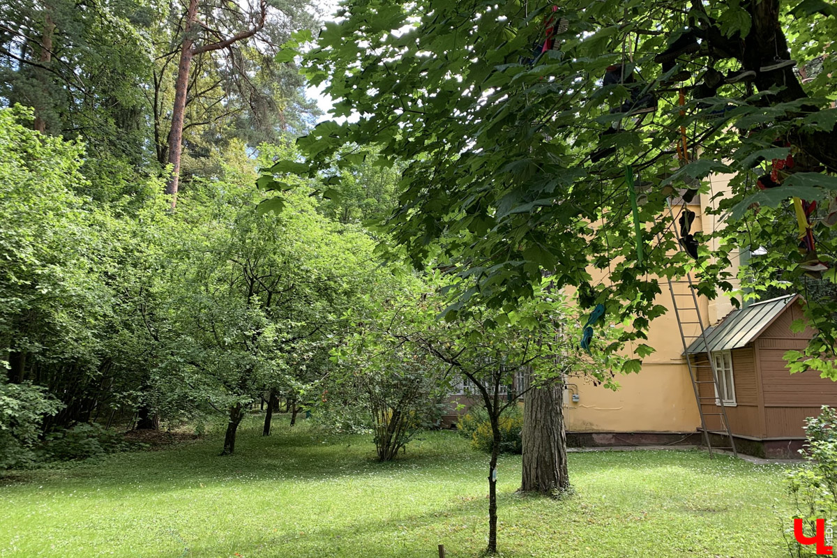 Переделкино        — легендарный дачный поселок, где жили и        творили известные писатели и        поэты. Но        одно место буквально разрушает привычные представления! Это Дом-музей скульптора Зураба Церетели. Зачарованный сад населяют гигантские фигуры, крошечные персонажи, сверкающие мозаикой животные, золотые птицы и        известные герои разных эпох. Столь необычная локация стала одной из        целей нового маршрута для поездки выходного дня.