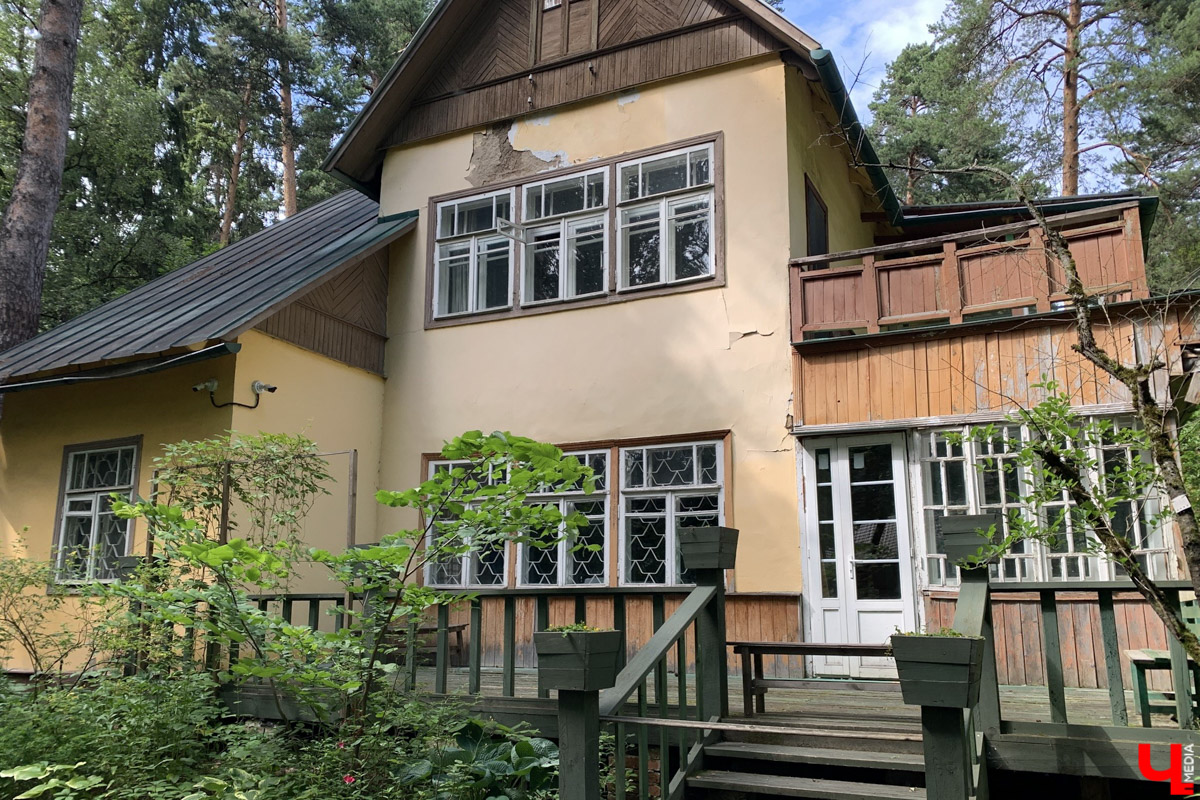 Переделкино        — легендарный дачный поселок, где жили и        творили известные писатели и        поэты. Но        одно место буквально разрушает привычные представления! Это Дом-музей скульптора Зураба Церетели. Зачарованный сад населяют гигантские фигуры, крошечные персонажи, сверкающие мозаикой животные, золотые птицы и        известные герои разных эпох. Столь необычная локация стала одной из        целей нового маршрута для поездки выходного дня.