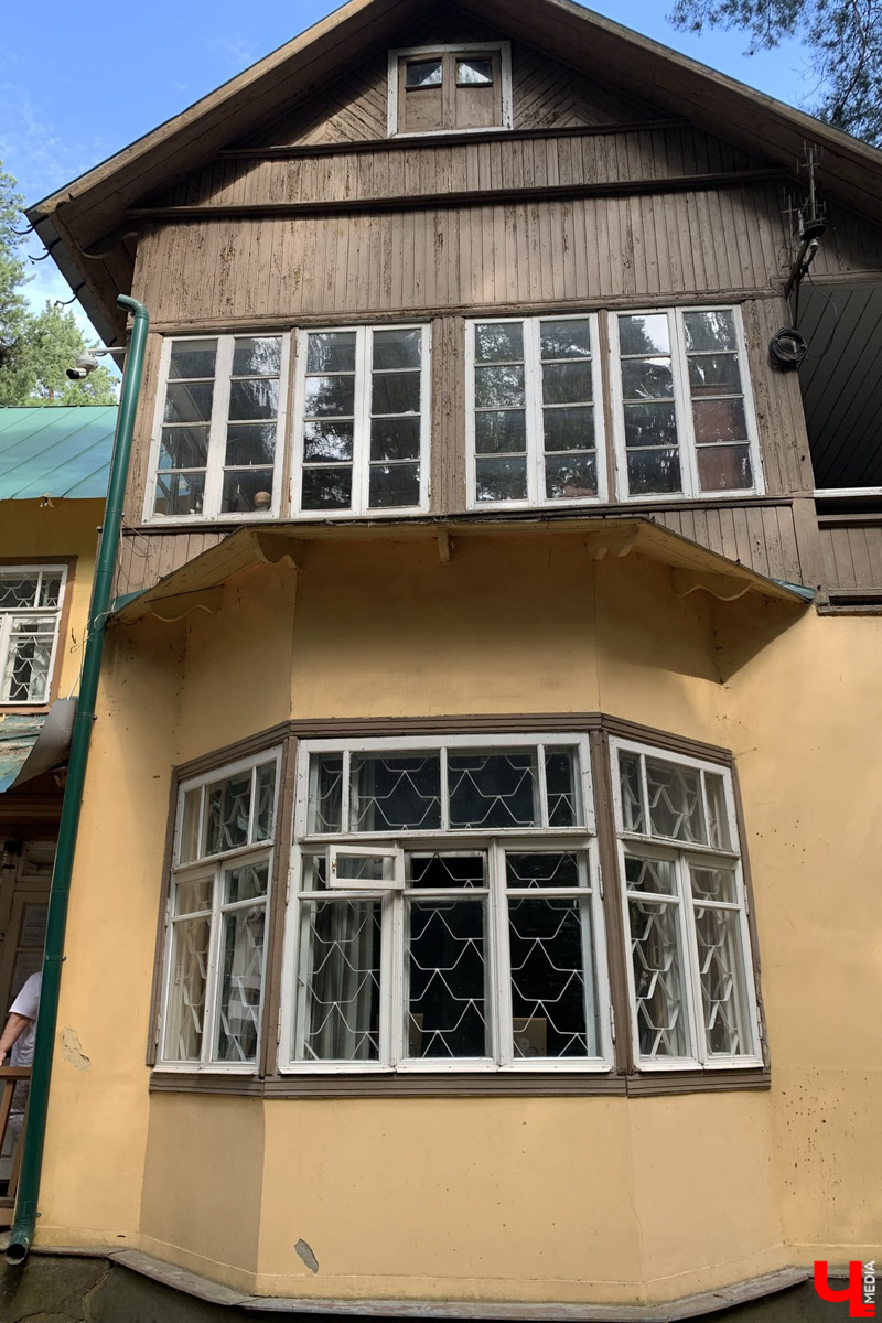 Переделкино        — легендарный дачный поселок, где жили и        творили известные писатели и        поэты. Но        одно место буквально разрушает привычные представления! Это Дом-музей скульптора Зураба Церетели. Зачарованный сад населяют гигантские фигуры, крошечные персонажи, сверкающие мозаикой животные, золотые птицы и        известные герои разных эпох. Столь необычная локация стала одной из        целей нового маршрута для поездки выходного дня.