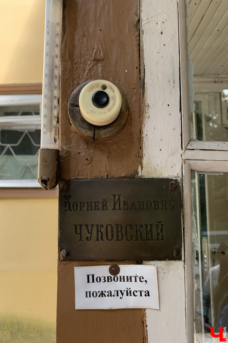 Переделкино        — легендарный дачный поселок, где жили и        творили известные писатели и        поэты. Но        одно место буквально разрушает привычные представления! Это Дом-музей скульптора Зураба Церетели. Зачарованный сад населяют гигантские фигуры, крошечные персонажи, сверкающие мозаикой животные, золотые птицы и        известные герои разных эпох. Столь необычная локация стала одной из        целей нового маршрута для поездки выходного дня.