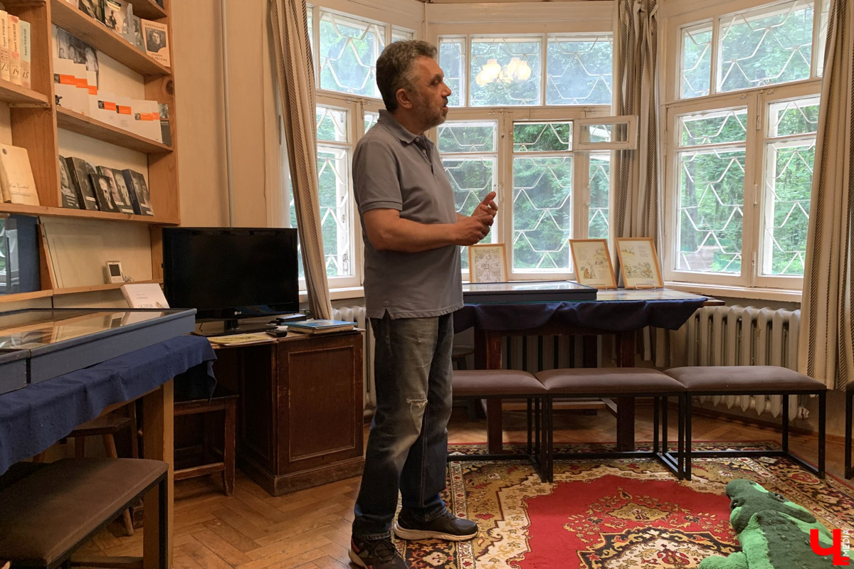 Переделкино        — легендарный дачный поселок, где жили и        творили известные писатели и        поэты. Но        одно место буквально разрушает привычные представления! Это Дом-музей скульптора Зураба Церетели. Зачарованный сад населяют гигантские фигуры, крошечные персонажи, сверкающие мозаикой животные, золотые птицы и        известные герои разных эпох. Столь необычная локация стала одной из        целей нового маршрута для поездки выходного дня.