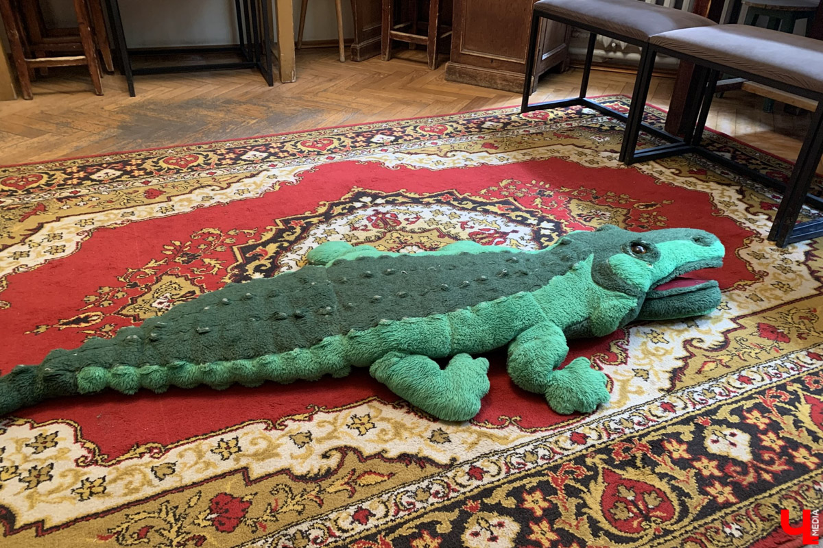 Переделкино        — легендарный дачный поселок, где жили и        творили известные писатели и        поэты. Но        одно место буквально разрушает привычные представления! Это Дом-музей скульптора Зураба Церетели. Зачарованный сад населяют гигантские фигуры, крошечные персонажи, сверкающие мозаикой животные, золотые птицы и        известные герои разных эпох. Столь необычная локация стала одной из        целей нового маршрута для поездки выходного дня.