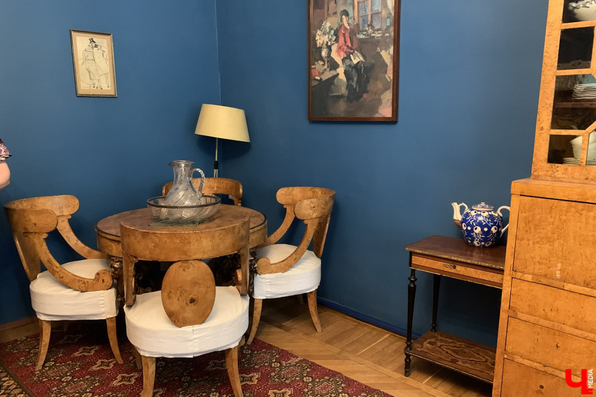 Переделкино        — легендарный дачный поселок, где жили и        творили известные писатели и        поэты. Но        одно место буквально разрушает привычные представления! Это Дом-музей скульптора Зураба Церетели. Зачарованный сад населяют гигантские фигуры, крошечные персонажи, сверкающие мозаикой животные, золотые птицы и        известные герои разных эпох. Столь необычная локация стала одной из        целей нового маршрута для поездки выходного дня.