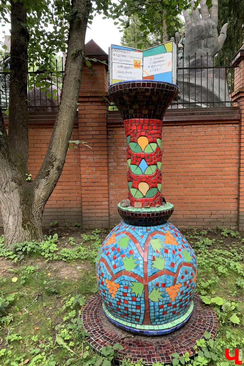 Переделкино        — легендарный дачный поселок, где жили и        творили известные писатели и        поэты. Но        одно место буквально разрушает привычные представления! Это Дом-музей скульптора Зураба Церетели. Зачарованный сад населяют гигантские фигуры, крошечные персонажи, сверкающие мозаикой животные, золотые птицы и        известные герои разных эпох. Столь необычная локация стала одной из        целей нового маршрута для поездки выходного дня.