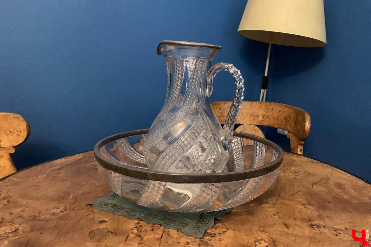 Переделкино        — легендарный дачный поселок, где жили и        творили известные писатели и        поэты. Но        одно место буквально разрушает привычные представления! Это Дом-музей скульптора Зураба Церетели. Зачарованный сад населяют гигантские фигуры, крошечные персонажи, сверкающие мозаикой животные, золотые птицы и        известные герои разных эпох. Столь необычная локация стала одной из        целей нового маршрута для поездки выходного дня.