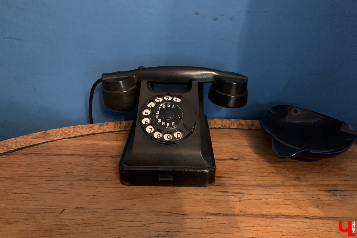 Переделкино        — легендарный дачный поселок, где жили и        творили известные писатели и        поэты. Но        одно место буквально разрушает привычные представления! Это Дом-музей скульптора Зураба Церетели. Зачарованный сад населяют гигантские фигуры, крошечные персонажи, сверкающие мозаикой животные, золотые птицы и        известные герои разных эпох. Столь необычная локация стала одной из        целей нового маршрута для поездки выходного дня.