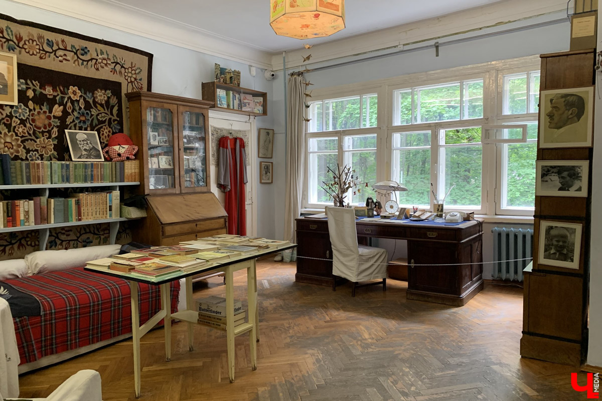 Переделкино        — легендарный дачный поселок, где жили и        творили известные писатели и        поэты. Но        одно место буквально разрушает привычные представления! Это Дом-музей скульптора Зураба Церетели. Зачарованный сад населяют гигантские фигуры, крошечные персонажи, сверкающие мозаикой животные, золотые птицы и        известные герои разных эпох. Столь необычная локация стала одной из        целей нового маршрута для поездки выходного дня.