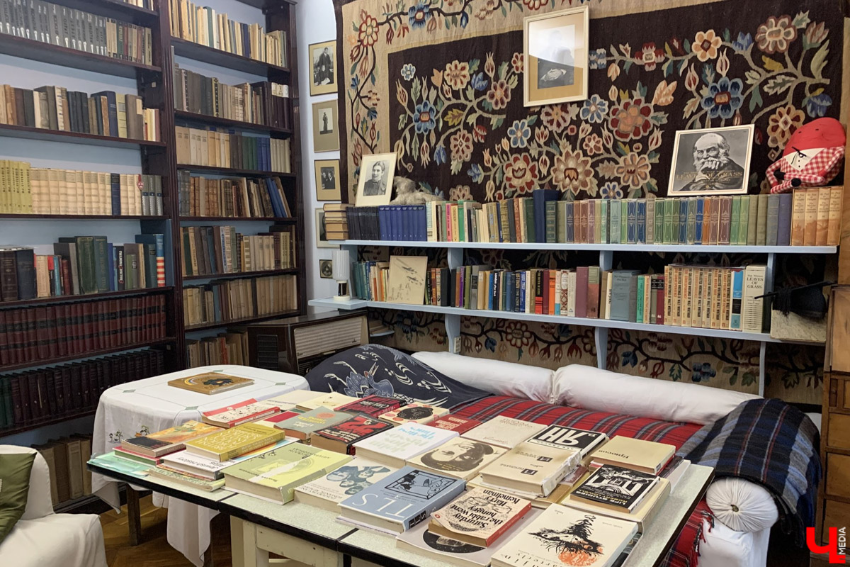 Переделкино        — легендарный дачный поселок, где жили и        творили известные писатели и        поэты. Но        одно место буквально разрушает привычные представления! Это Дом-музей скульптора Зураба Церетели. Зачарованный сад населяют гигантские фигуры, крошечные персонажи, сверкающие мозаикой животные, золотые птицы и        известные герои разных эпох. Столь необычная локация стала одной из        целей нового маршрута для поездки выходного дня.