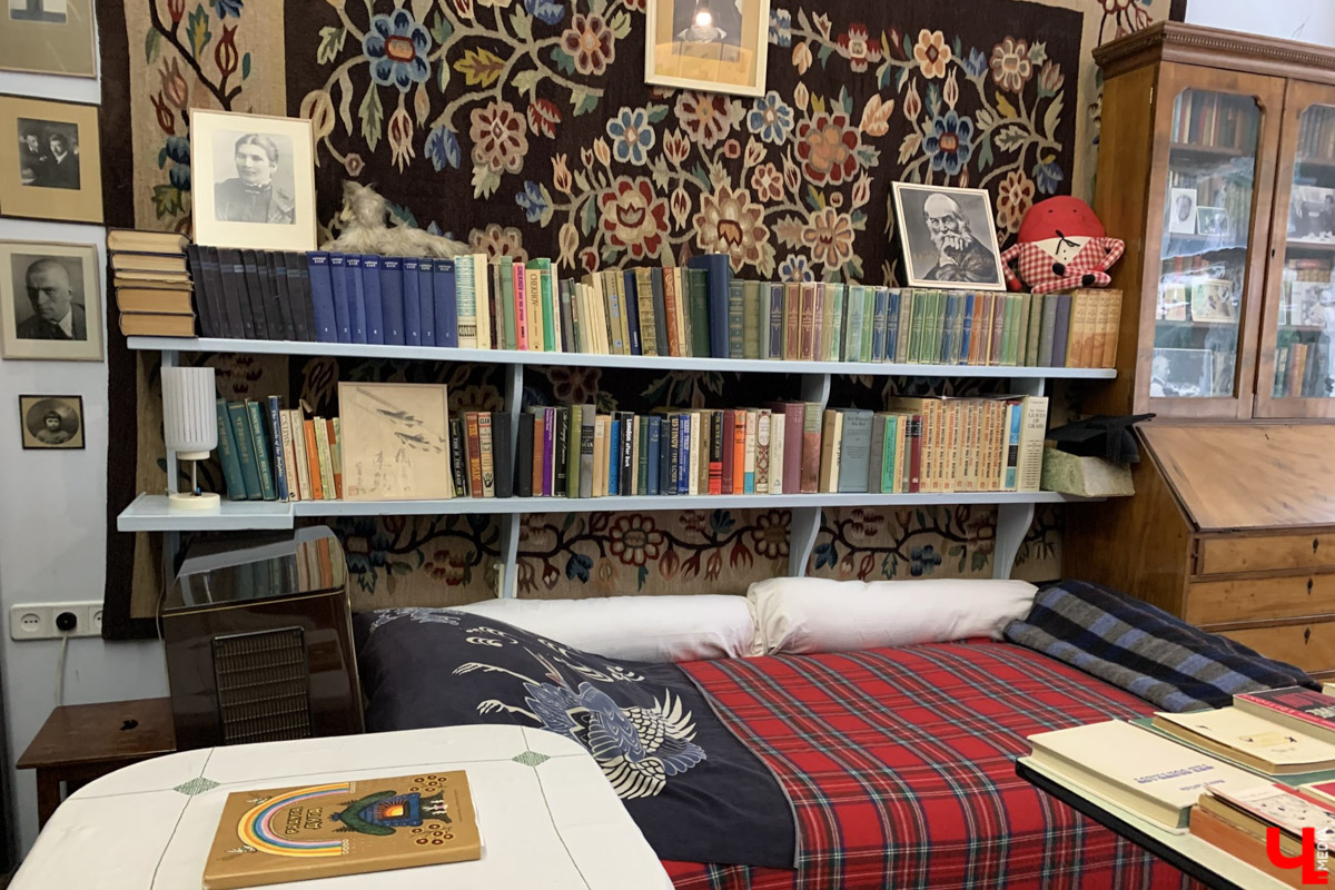 Переделкино        — легендарный дачный поселок, где жили и        творили известные писатели и        поэты. Но        одно место буквально разрушает привычные представления! Это Дом-музей скульптора Зураба Церетели. Зачарованный сад населяют гигантские фигуры, крошечные персонажи, сверкающие мозаикой животные, золотые птицы и        известные герои разных эпох. Столь необычная локация стала одной из        целей нового маршрута для поездки выходного дня.