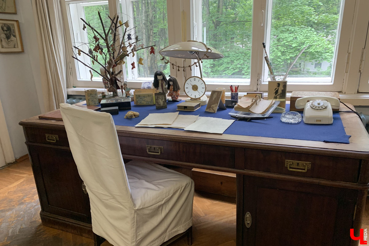 Переделкино        — легендарный дачный поселок, где жили и        творили известные писатели и        поэты. Но        одно место буквально разрушает привычные представления! Это Дом-музей скульптора Зураба Церетели. Зачарованный сад населяют гигантские фигуры, крошечные персонажи, сверкающие мозаикой животные, золотые птицы и        известные герои разных эпох. Столь необычная локация стала одной из        целей нового маршрута для поездки выходного дня.