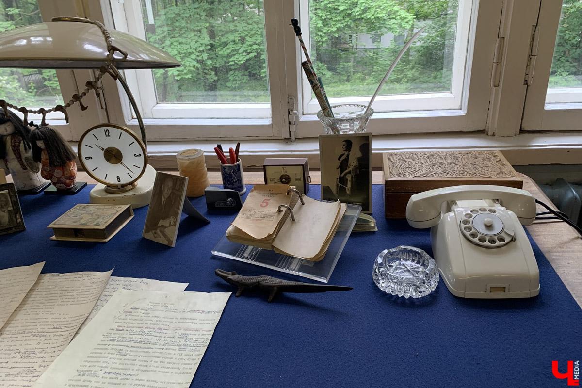 Переделкино        — легендарный дачный поселок, где жили и        творили известные писатели и        поэты. Но        одно место буквально разрушает привычные представления! Это Дом-музей скульптора Зураба Церетели. Зачарованный сад населяют гигантские фигуры, крошечные персонажи, сверкающие мозаикой животные, золотые птицы и        известные герои разных эпох. Столь необычная локация стала одной из        целей нового маршрута для поездки выходного дня.