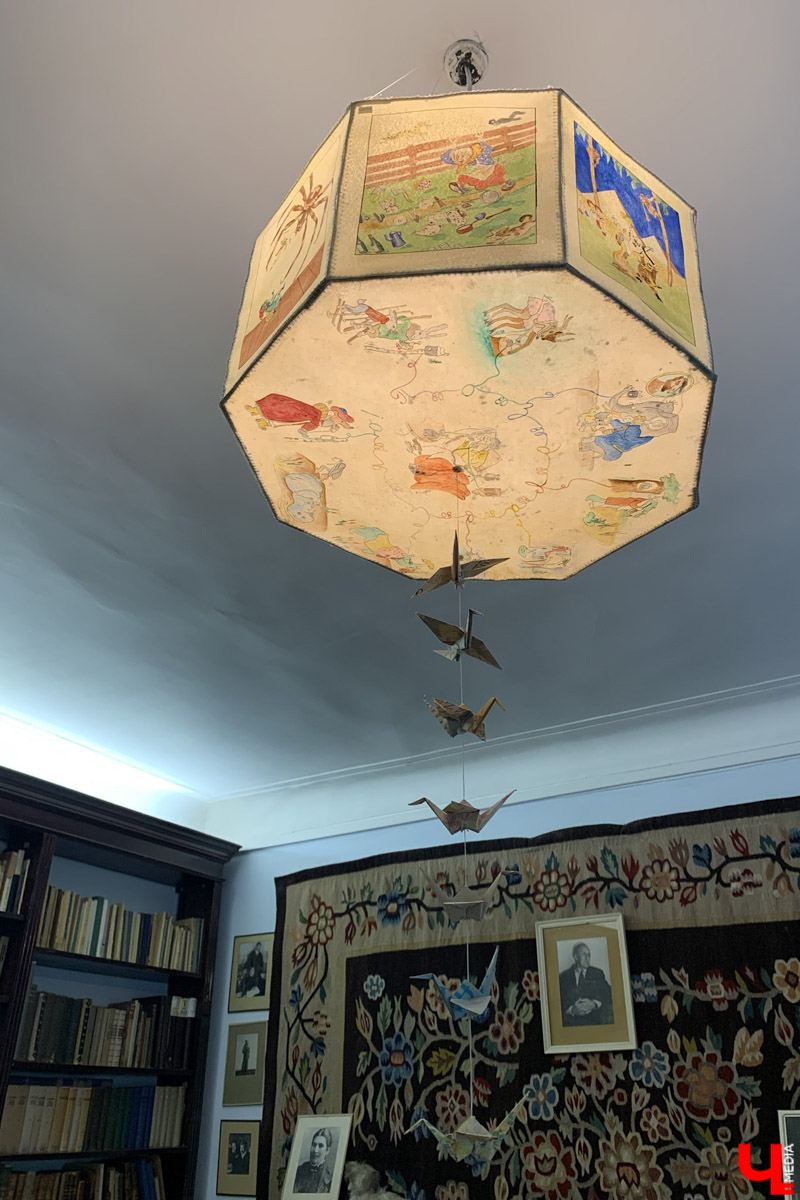 Переделкино        — легендарный дачный поселок, где жили и        творили известные писатели и        поэты. Но        одно место буквально разрушает привычные представления! Это Дом-музей скульптора Зураба Церетели. Зачарованный сад населяют гигантские фигуры, крошечные персонажи, сверкающие мозаикой животные, золотые птицы и        известные герои разных эпох. Столь необычная локация стала одной из        целей нового маршрута для поездки выходного дня.