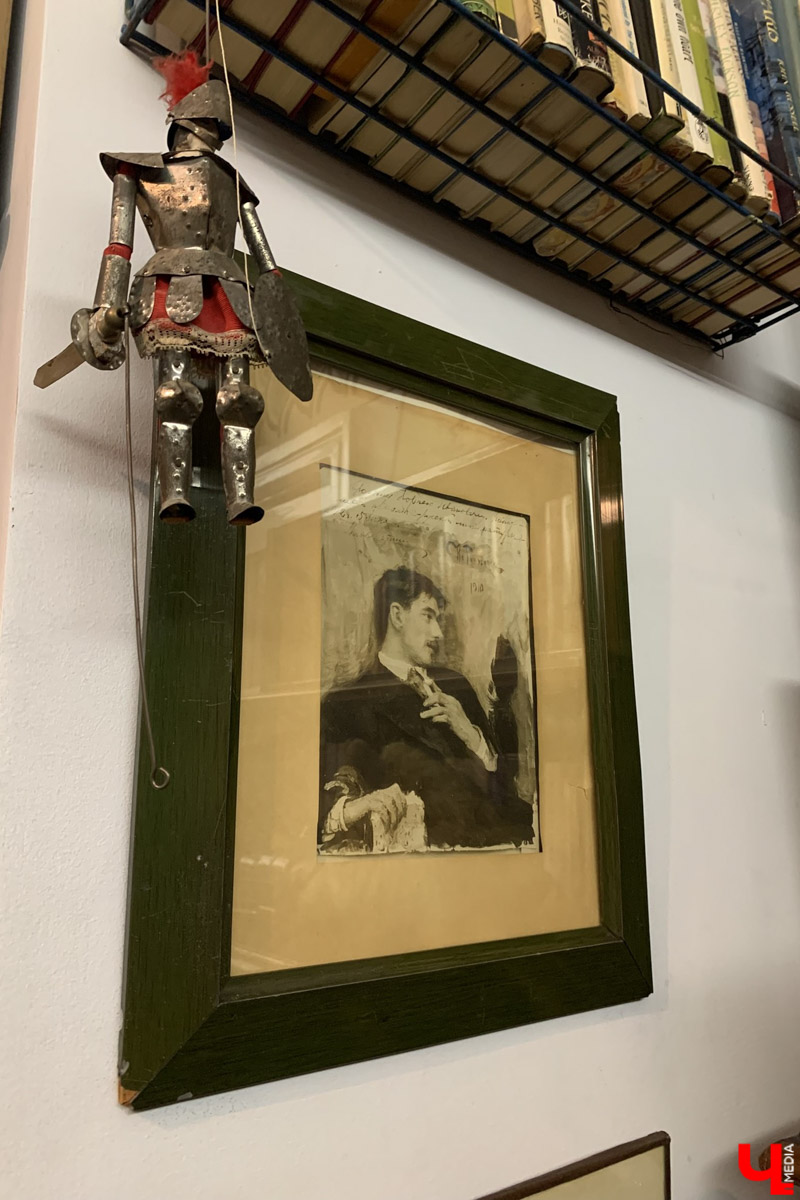 Переделкино        — легендарный дачный поселок, где жили и        творили известные писатели и        поэты. Но        одно место буквально разрушает привычные представления! Это Дом-музей скульптора Зураба Церетели. Зачарованный сад населяют гигантские фигуры, крошечные персонажи, сверкающие мозаикой животные, золотые птицы и        известные герои разных эпох. Столь необычная локация стала одной из        целей нового маршрута для поездки выходного дня.