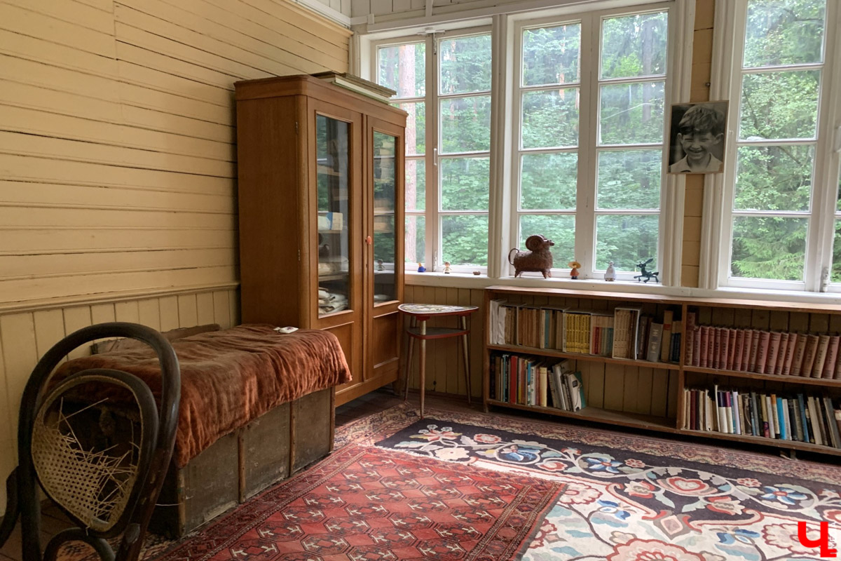 Переделкино        — легендарный дачный поселок, где жили и        творили известные писатели и        поэты. Но        одно место буквально разрушает привычные представления! Это Дом-музей скульптора Зураба Церетели. Зачарованный сад населяют гигантские фигуры, крошечные персонажи, сверкающие мозаикой животные, золотые птицы и        известные герои разных эпох. Столь необычная локация стала одной из        целей нового маршрута для поездки выходного дня.