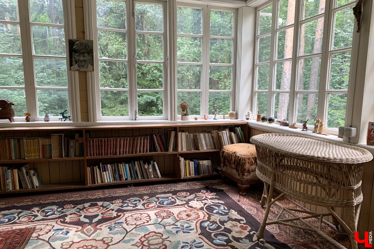 Переделкино        — легендарный дачный поселок, где жили и        творили известные писатели и        поэты. Но        одно место буквально разрушает привычные представления! Это Дом-музей скульптора Зураба Церетели. Зачарованный сад населяют гигантские фигуры, крошечные персонажи, сверкающие мозаикой животные, золотые птицы и        известные герои разных эпох. Столь необычная локация стала одной из        целей нового маршрута для поездки выходного дня.