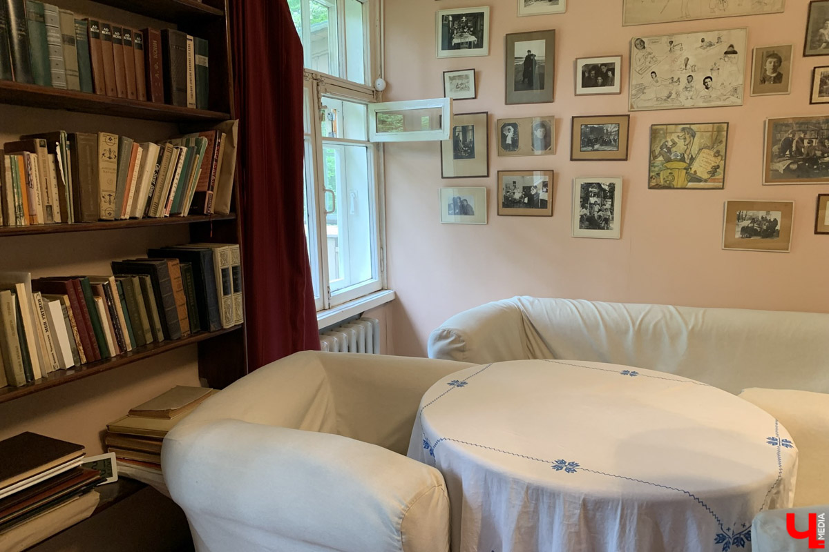 Переделкино        — легендарный дачный поселок, где жили и        творили известные писатели и        поэты. Но        одно место буквально разрушает привычные представления! Это Дом-музей скульптора Зураба Церетели. Зачарованный сад населяют гигантские фигуры, крошечные персонажи, сверкающие мозаикой животные, золотые птицы и        известные герои разных эпох. Столь необычная локация стала одной из        целей нового маршрута для поездки выходного дня.