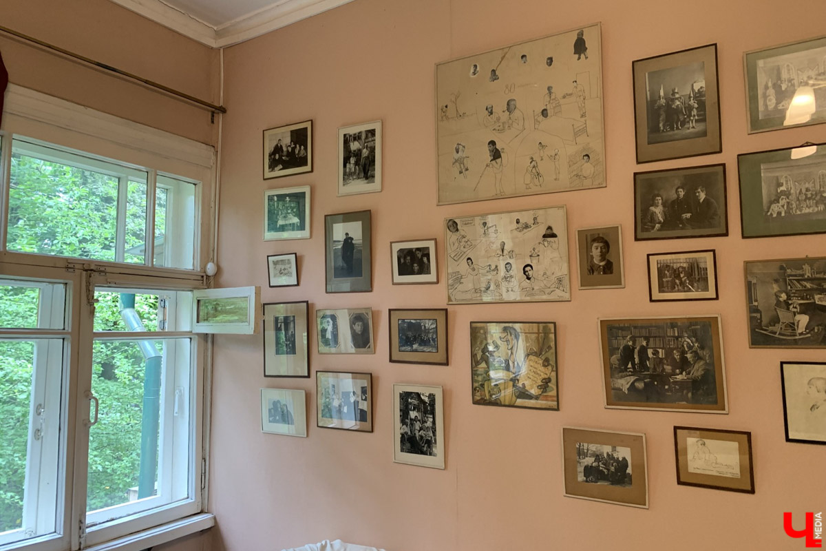 Переделкино        — легендарный дачный поселок, где жили и        творили известные писатели и        поэты. Но        одно место буквально разрушает привычные представления! Это Дом-музей скульптора Зураба Церетели. Зачарованный сад населяют гигантские фигуры, крошечные персонажи, сверкающие мозаикой животные, золотые птицы и        известные герои разных эпох. Столь необычная локация стала одной из        целей нового маршрута для поездки выходного дня.