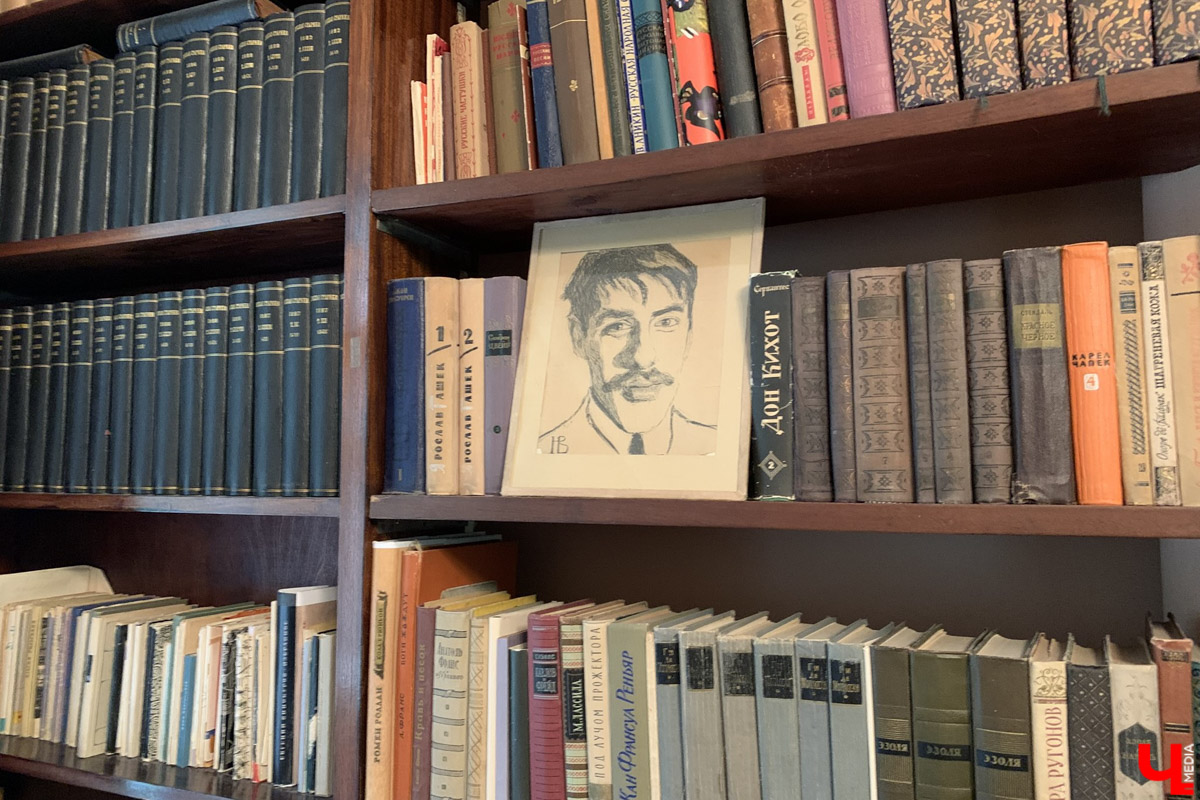 Переделкино        — легендарный дачный поселок, где жили и        творили известные писатели и        поэты. Но        одно место буквально разрушает привычные представления! Это Дом-музей скульптора Зураба Церетели. Зачарованный сад населяют гигантские фигуры, крошечные персонажи, сверкающие мозаикой животные, золотые птицы и        известные герои разных эпох. Столь необычная локация стала одной из        целей нового маршрута для поездки выходного дня.