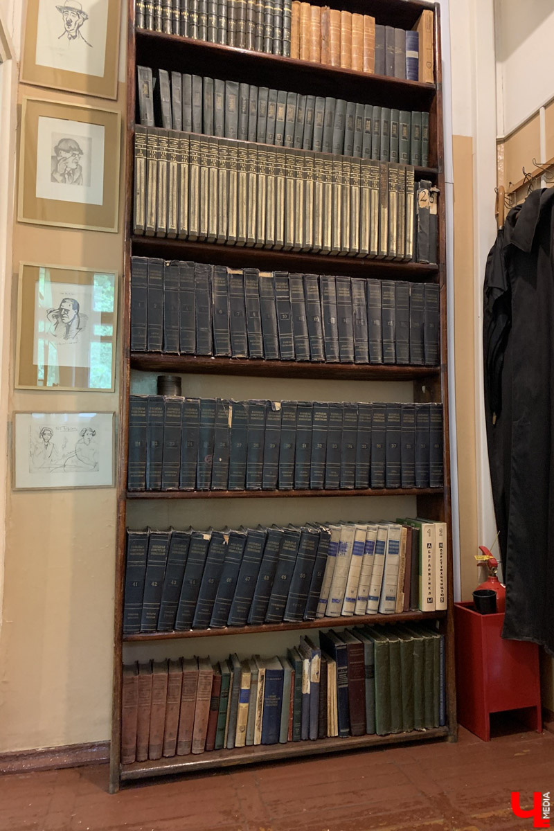 Переделкино        — легендарный дачный поселок, где жили и        творили известные писатели и        поэты. Но        одно место буквально разрушает привычные представления! Это Дом-музей скульптора Зураба Церетели. Зачарованный сад населяют гигантские фигуры, крошечные персонажи, сверкающие мозаикой животные, золотые птицы и        известные герои разных эпох. Столь необычная локация стала одной из        целей нового маршрута для поездки выходного дня.