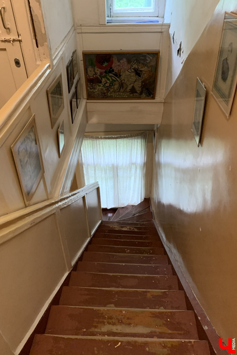 Переделкино        — легендарный дачный поселок, где жили и        творили известные писатели и        поэты. Но        одно место буквально разрушает привычные представления! Это Дом-музей скульптора Зураба Церетели. Зачарованный сад населяют гигантские фигуры, крошечные персонажи, сверкающие мозаикой животные, золотые птицы и        известные герои разных эпох. Столь необычная локация стала одной из        целей нового маршрута для поездки выходного дня.