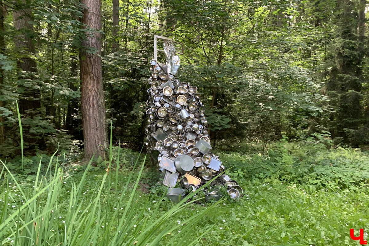 Переделкино        — легендарный дачный поселок, где жили и        творили известные писатели и        поэты. Но        одно место буквально разрушает привычные представления! Это Дом-музей скульптора Зураба Церетели. Зачарованный сад населяют гигантские фигуры, крошечные персонажи, сверкающие мозаикой животные, золотые птицы и        известные герои разных эпох. Столь необычная локация стала одной из        целей нового маршрута для поездки выходного дня.