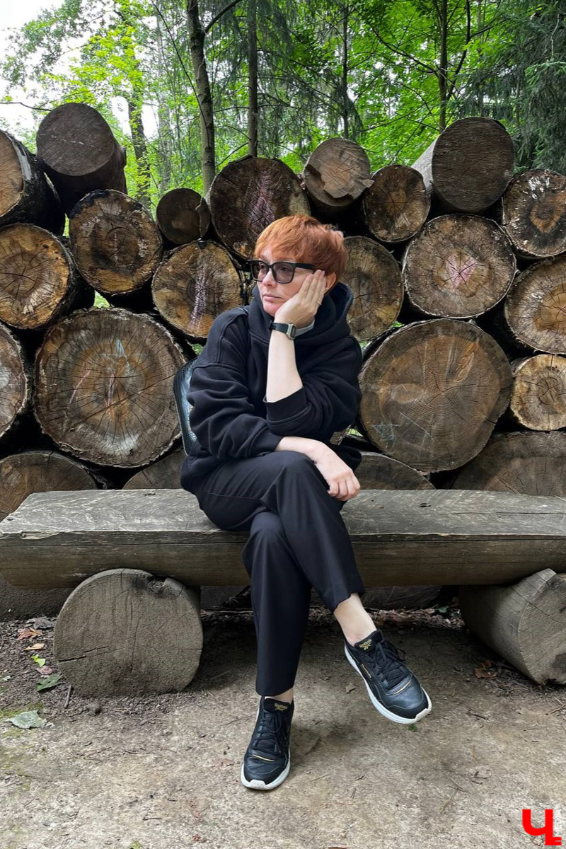 Переделкино        — легендарный дачный поселок, где жили и        творили известные писатели и        поэты. Но        одно место буквально разрушает привычные представления! Это Дом-музей скульптора Зураба Церетели. Зачарованный сад населяют гигантские фигуры, крошечные персонажи, сверкающие мозаикой животные, золотые птицы и        известные герои разных эпох. Столь необычная локация стала одной из        целей нового маршрута для поездки выходного дня.