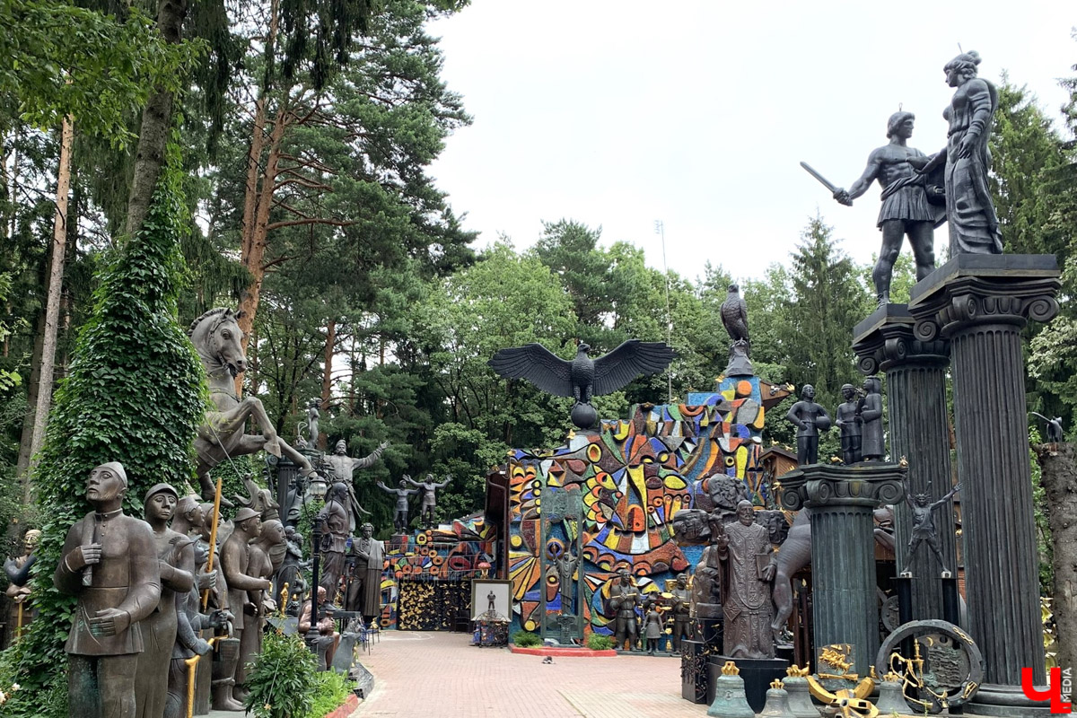 Переделкино        — легендарный дачный поселок, где жили и        творили известные писатели и        поэты. Но        одно место буквально разрушает привычные представления! Это Дом-музей скульптора Зураба Церетели. Зачарованный сад населяют гигантские фигуры, крошечные персонажи, сверкающие мозаикой животные, золотые птицы и        известные герои разных эпох. Столь необычная локация стала одной из        целей нового маршрута для поездки выходного дня.