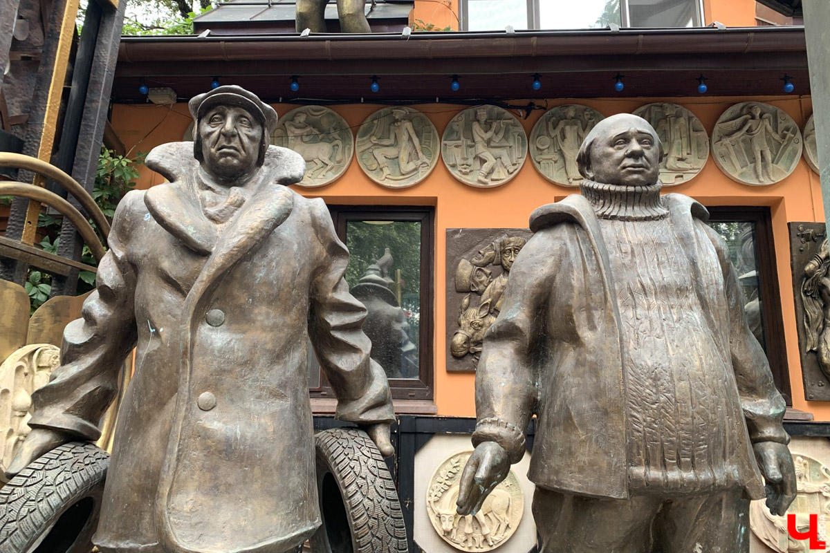 Переделкино        — легендарный дачный поселок, где жили и        творили известные писатели и        поэты. Но        одно место буквально разрушает привычные представления! Это Дом-музей скульптора Зураба Церетели. Зачарованный сад населяют гигантские фигуры, крошечные персонажи, сверкающие мозаикой животные, золотые птицы и        известные герои разных эпох. Столь необычная локация стала одной из        целей нового маршрута для поездки выходного дня.