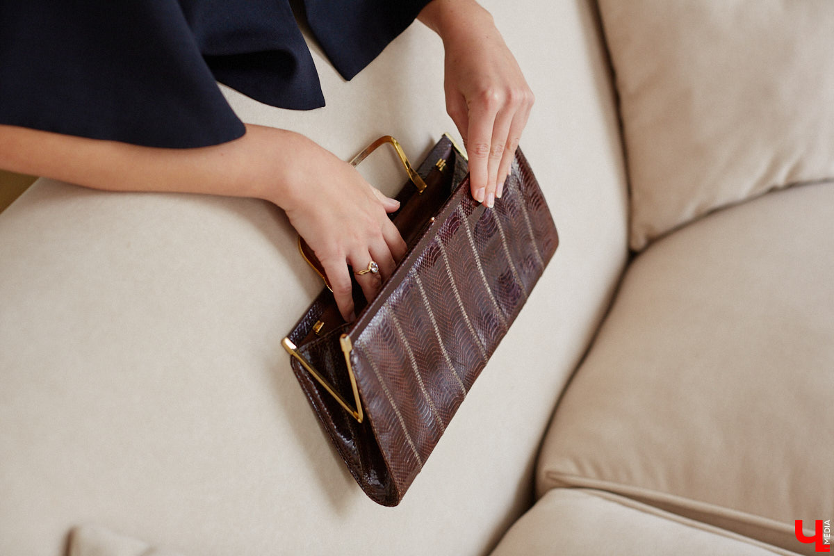 Владимирского фотографа Полину Романычеву не встретишь в джинсах, кроссовках и футболке. ДНК ее стиля составляют винтажные вещи, из которых она формирует изысканные, продуманные до мелочей образы. Четыре повседневных варианта девушка продемонстрировала «Ключ-Медиа».