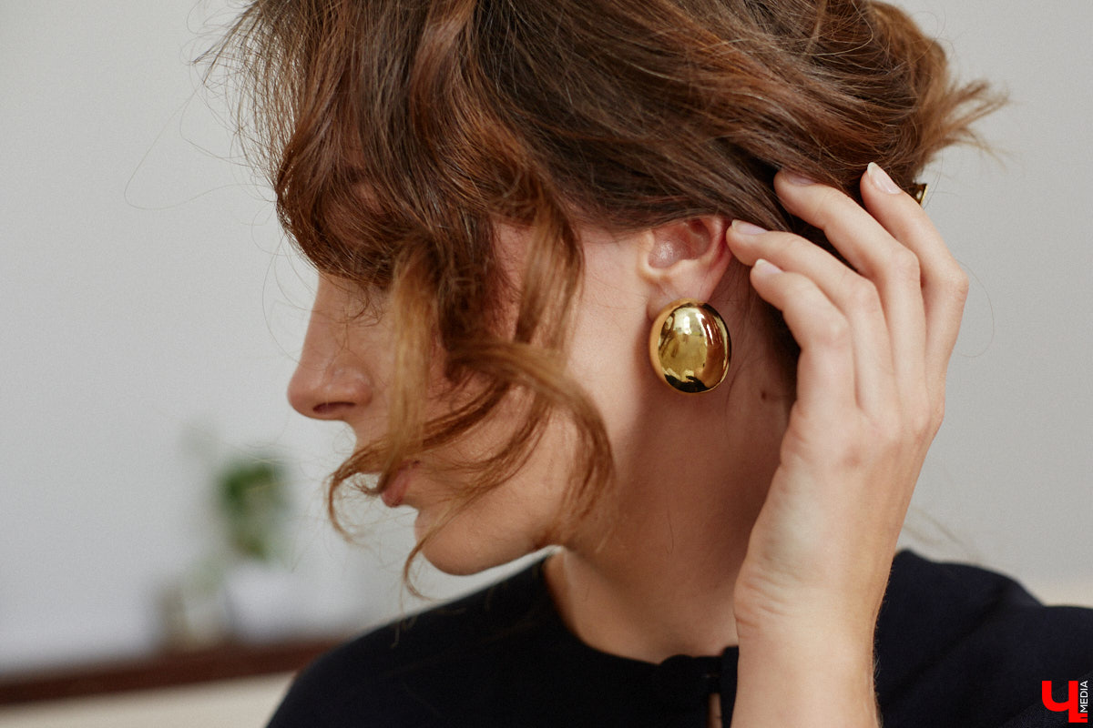 Владимирского фотографа Полину Романычеву не встретишь в джинсах, кроссовках и футболке. ДНК ее стиля составляют винтажные вещи, из которых она формирует изысканные, продуманные до мелочей образы. Четыре повседневных варианта девушка продемонстрировала «Ключ-Медиа».