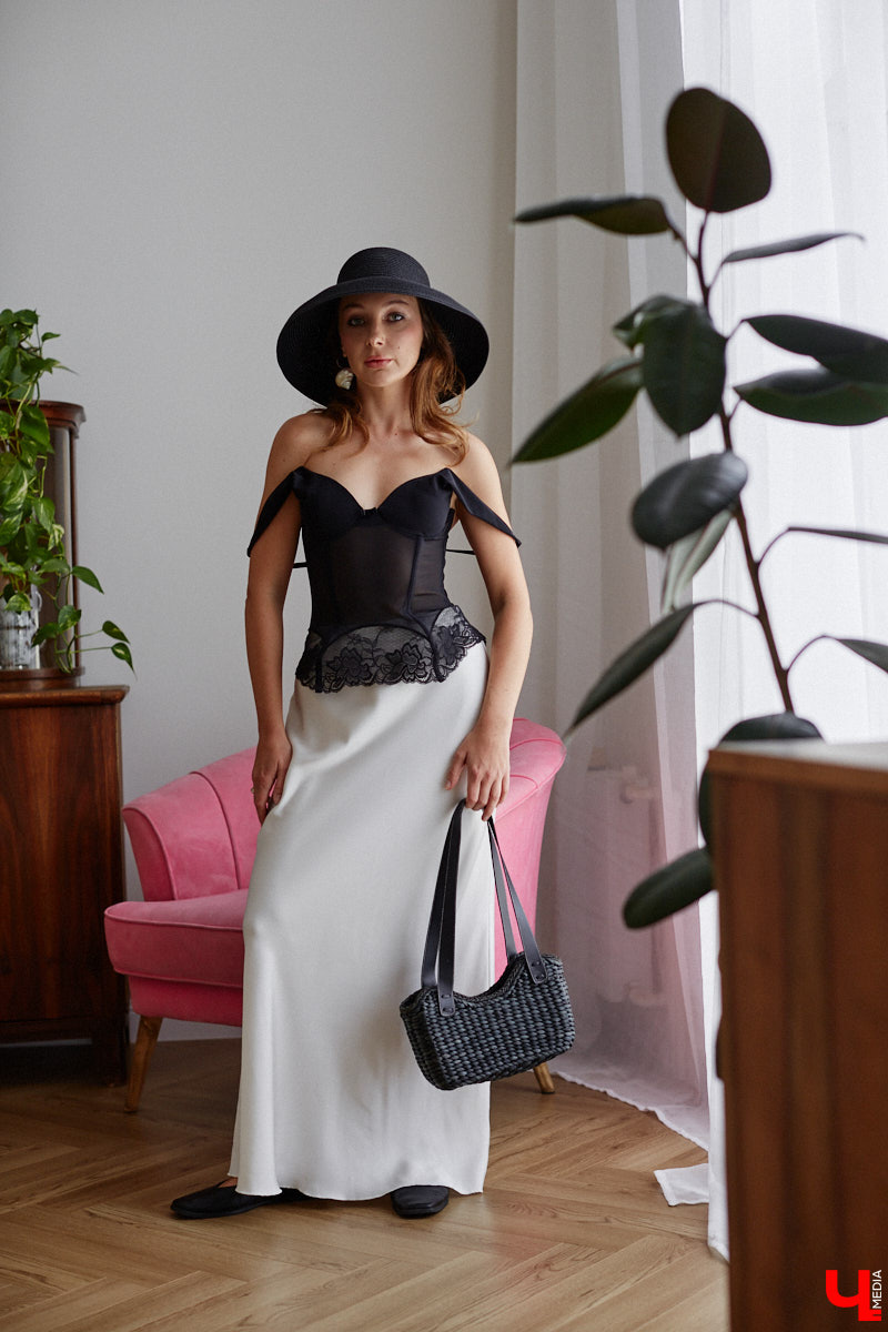 Владимирского фотографа Полину Романычеву не встретишь в джинсах, кроссовках и футболке. ДНК ее стиля составляют винтажные вещи, из которых она формирует изысканные, продуманные до мелочей образы. Четыре повседневных варианта девушка продемонстрировала «Ключ-Медиа».