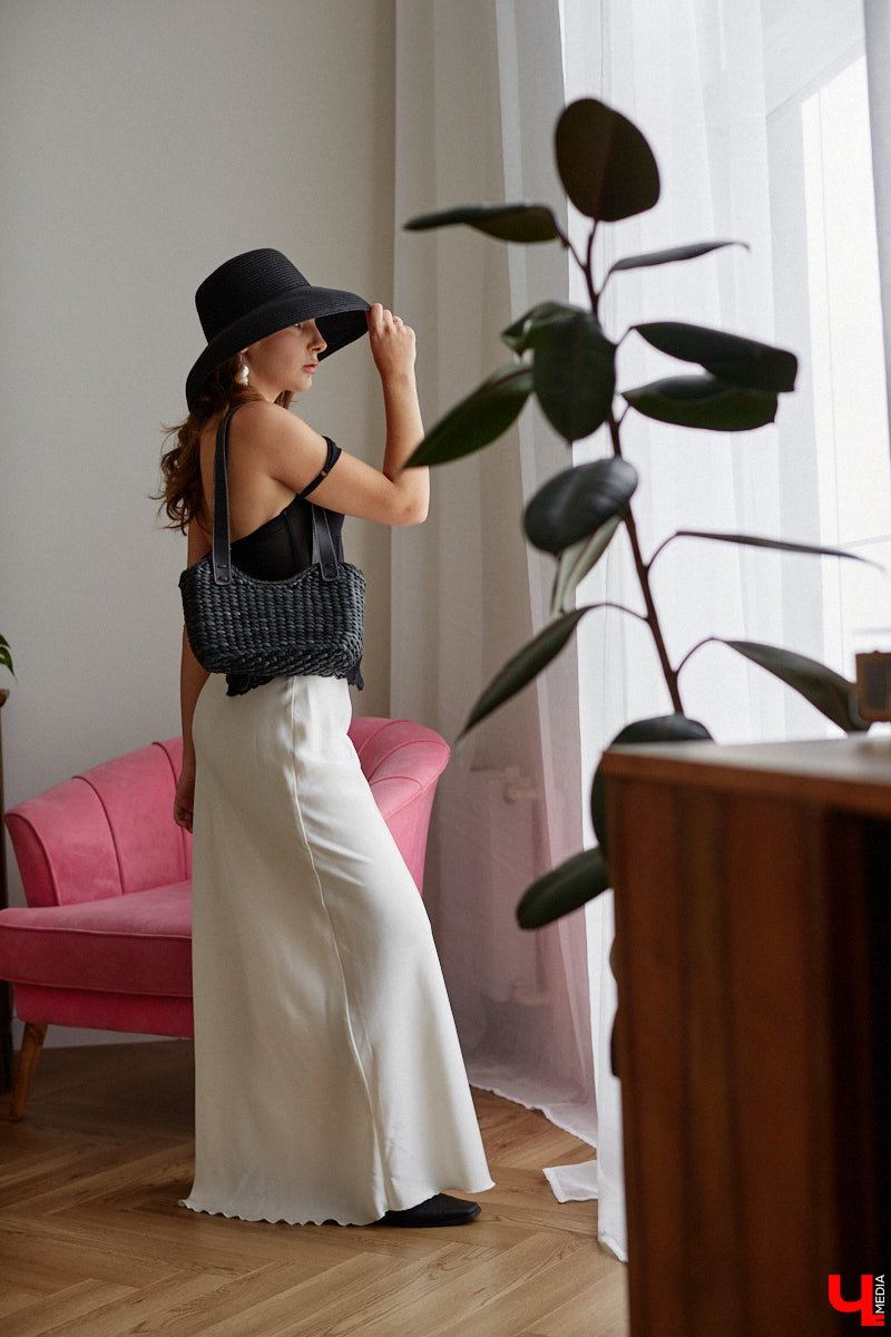 Владимирского фотографа Полину Романычеву не встретишь в джинсах, кроссовках и футболке. ДНК ее стиля составляют винтажные вещи, из которых она формирует изысканные, продуманные до мелочей образы. Четыре повседневных варианта девушка продемонстрировала «Ключ-Медиа».