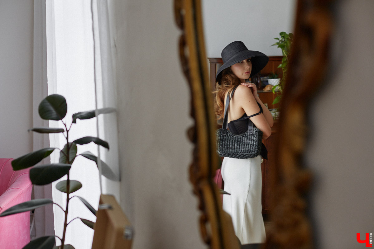 Владимирского фотографа Полину Романычеву не встретишь в джинсах, кроссовках и футболке. ДНК ее стиля составляют винтажные вещи, из которых она формирует изысканные, продуманные до мелочей образы. Четыре повседневных варианта девушка продемонстрировала «Ключ-Медиа».