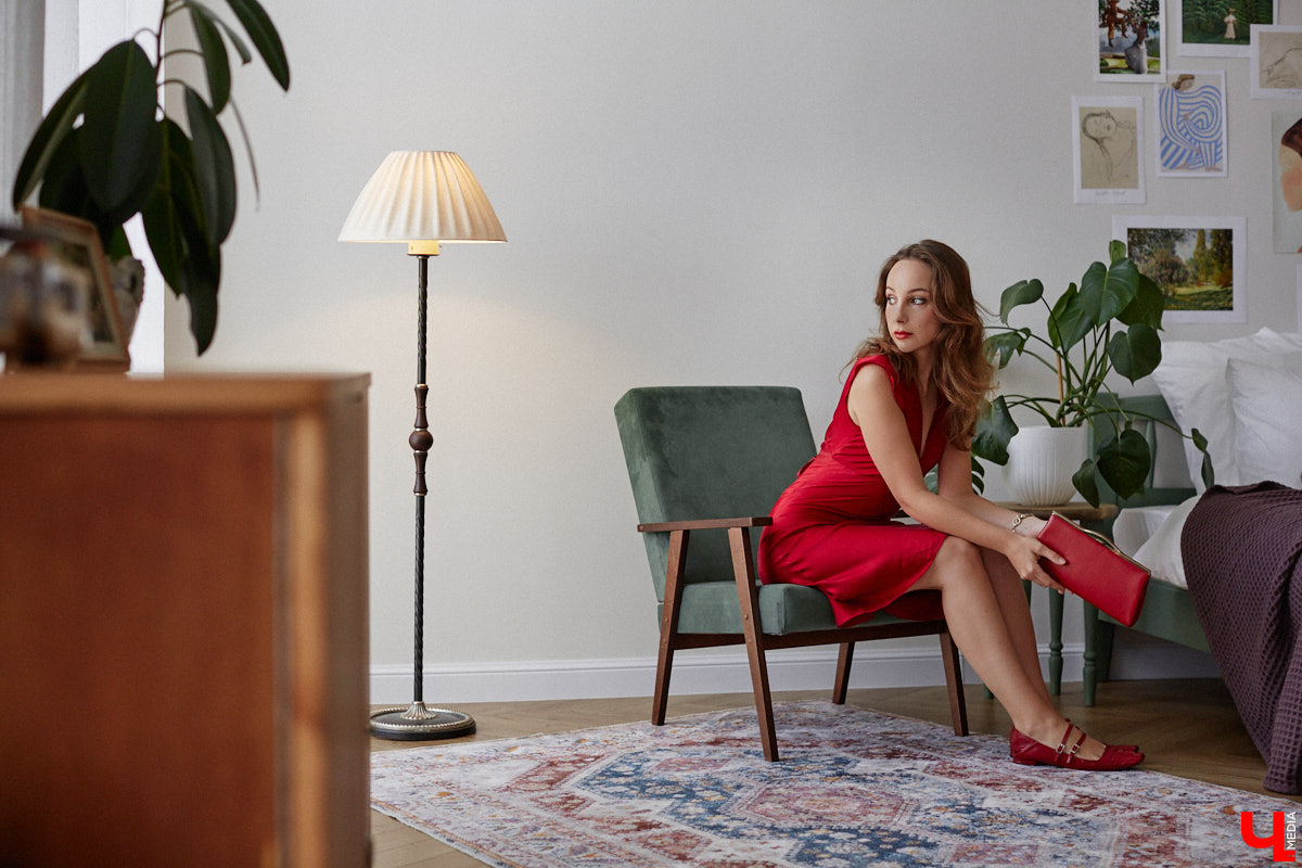 Владимирского фотографа Полину Романычеву не встретишь в джинсах, кроссовках и футболке. ДНК ее стиля составляют винтажные вещи, из которых она формирует изысканные, продуманные до мелочей образы. Четыре повседневных варианта девушка продемонстрировала «Ключ-Медиа».